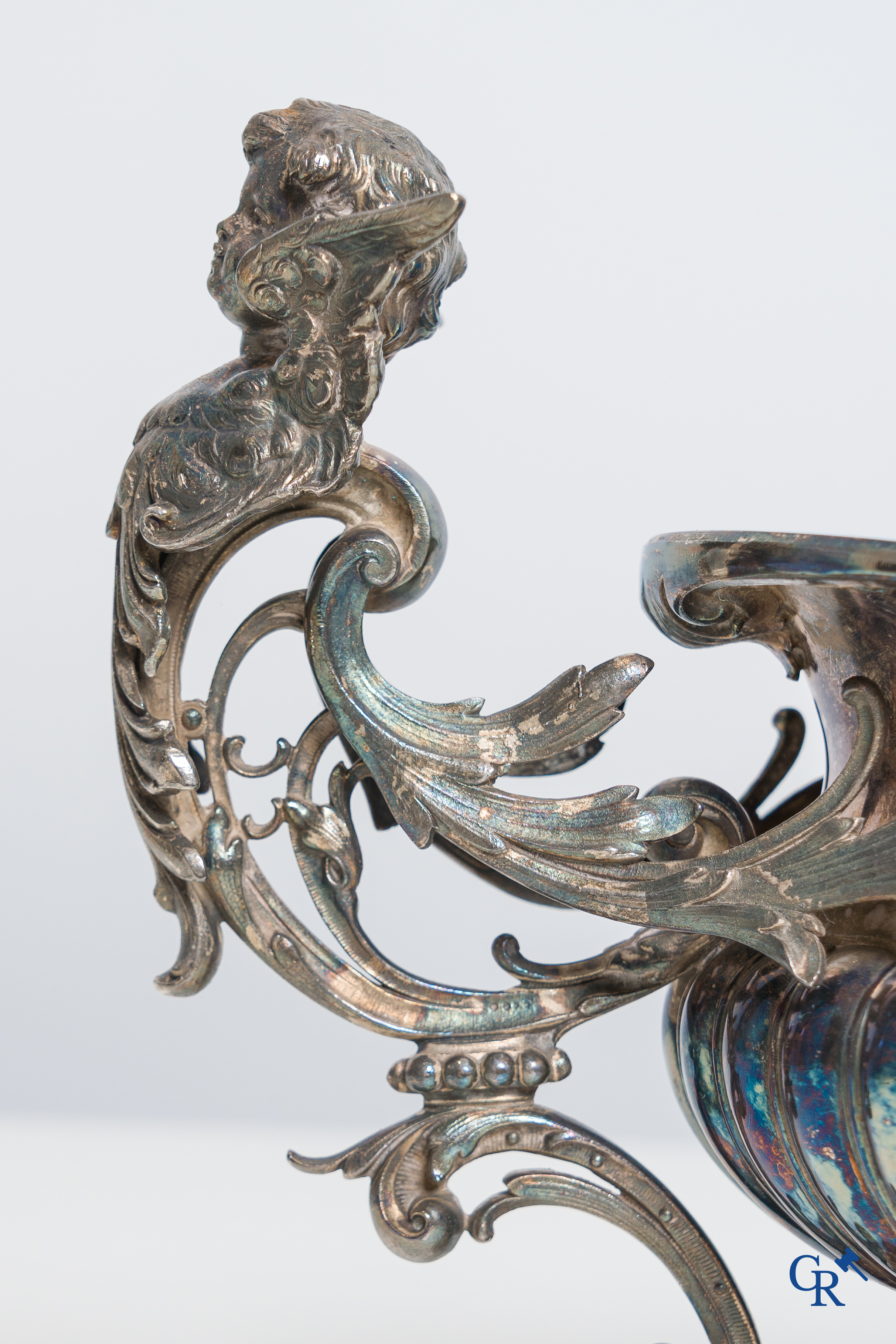 WMF, Milieu de table in silver-plated metal, richly decorated with ram heads and winged angels. LVXI style.