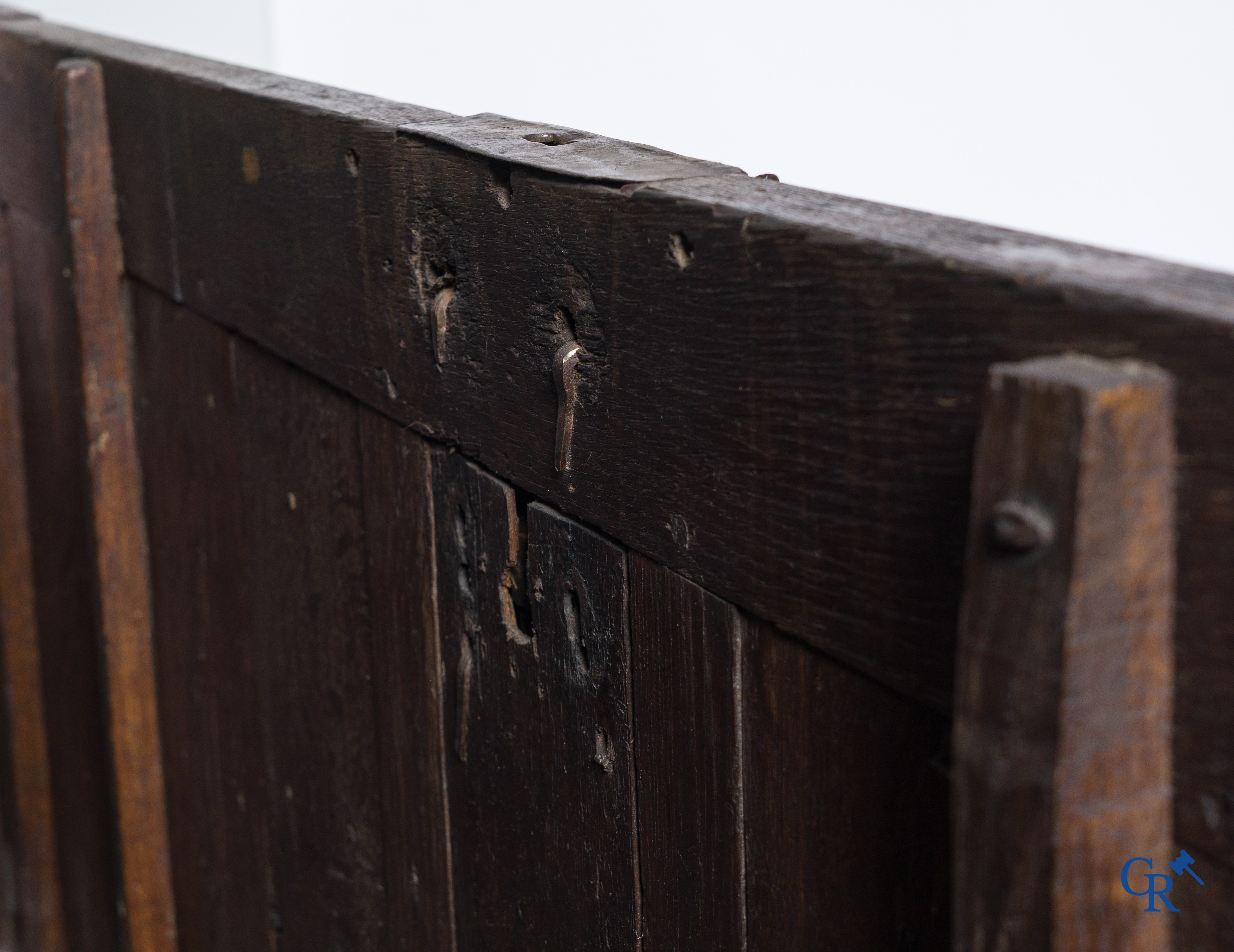 Gotiek. Een Gotische eikenhouten gesculpteerde koffer met zijn slotwerk in smeedijzer. 2de helft 15e eeuw.