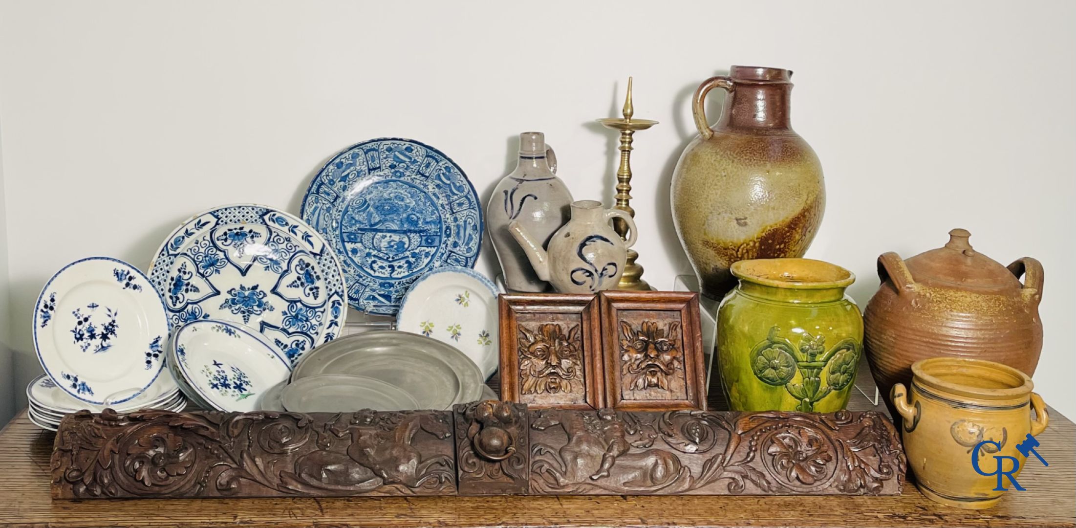 Groot lot met diverse antiquiteiten.