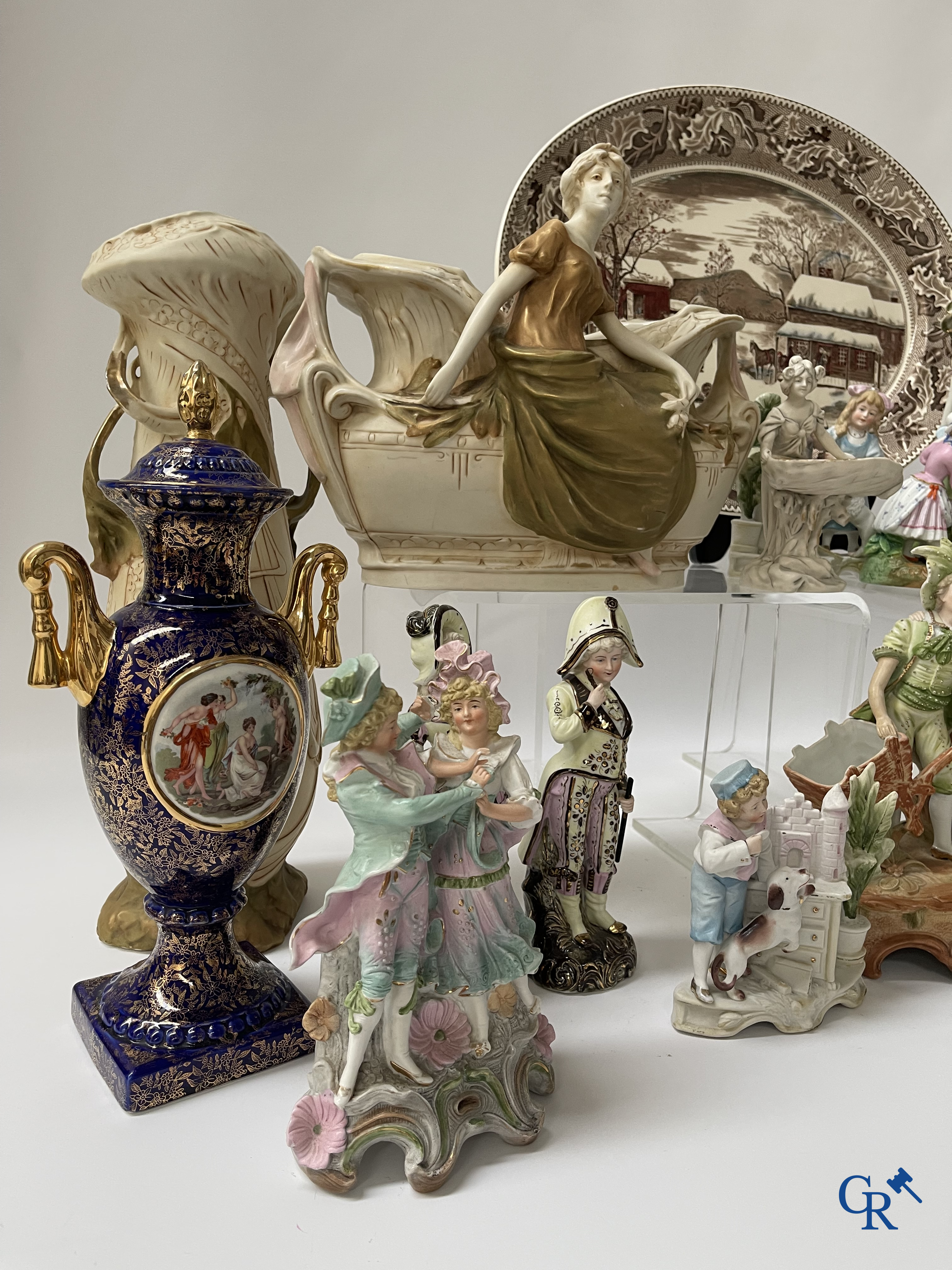 Un grand lot de brocante, y compris Royal Dux, statues en biscuit, porcelaine, globes, statues en régule, lampe de table, lustre, etc.