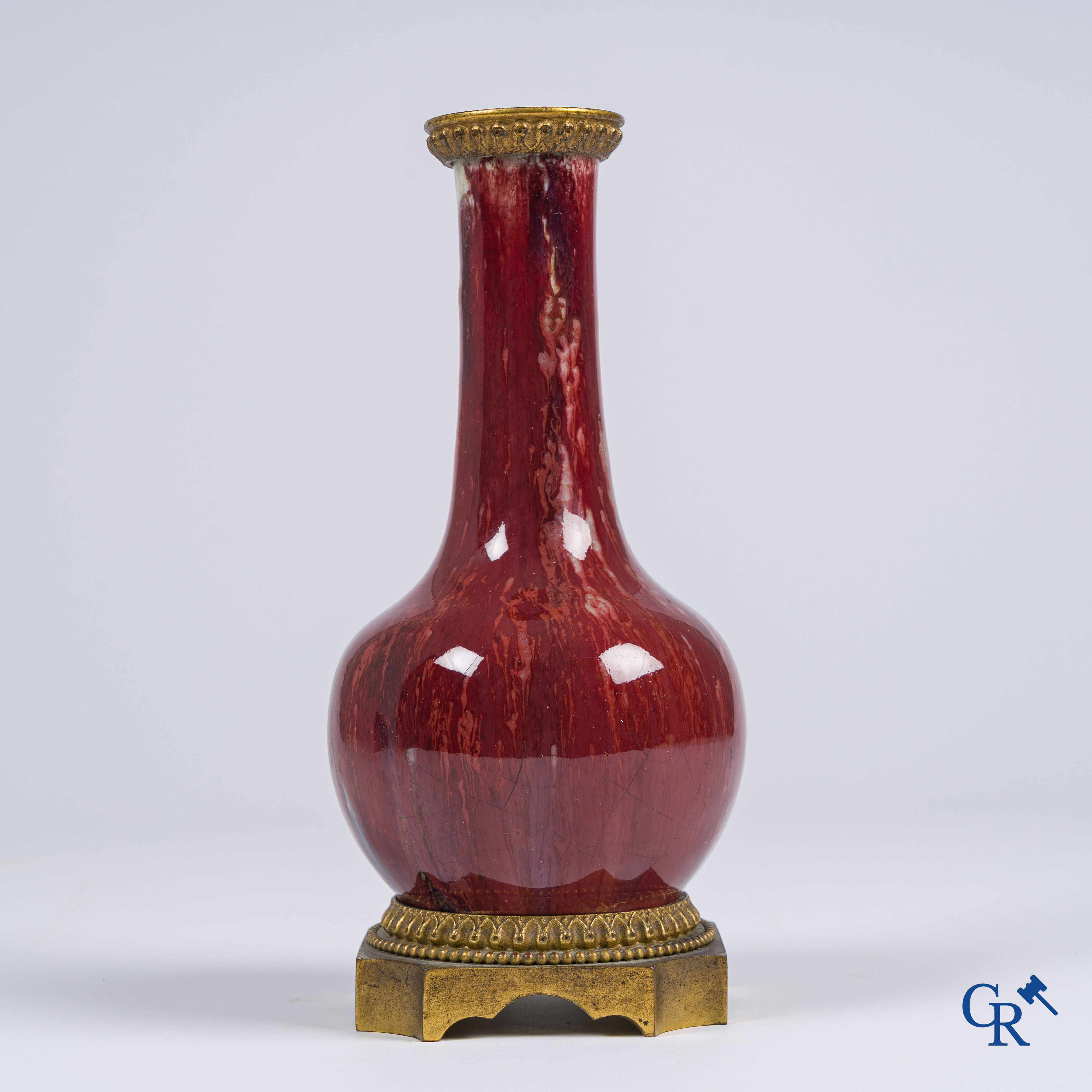 Aziatica, Chinees porselein. Een Chinese Sang de boeuf vaas met bronzen monturen. Gemerkt.