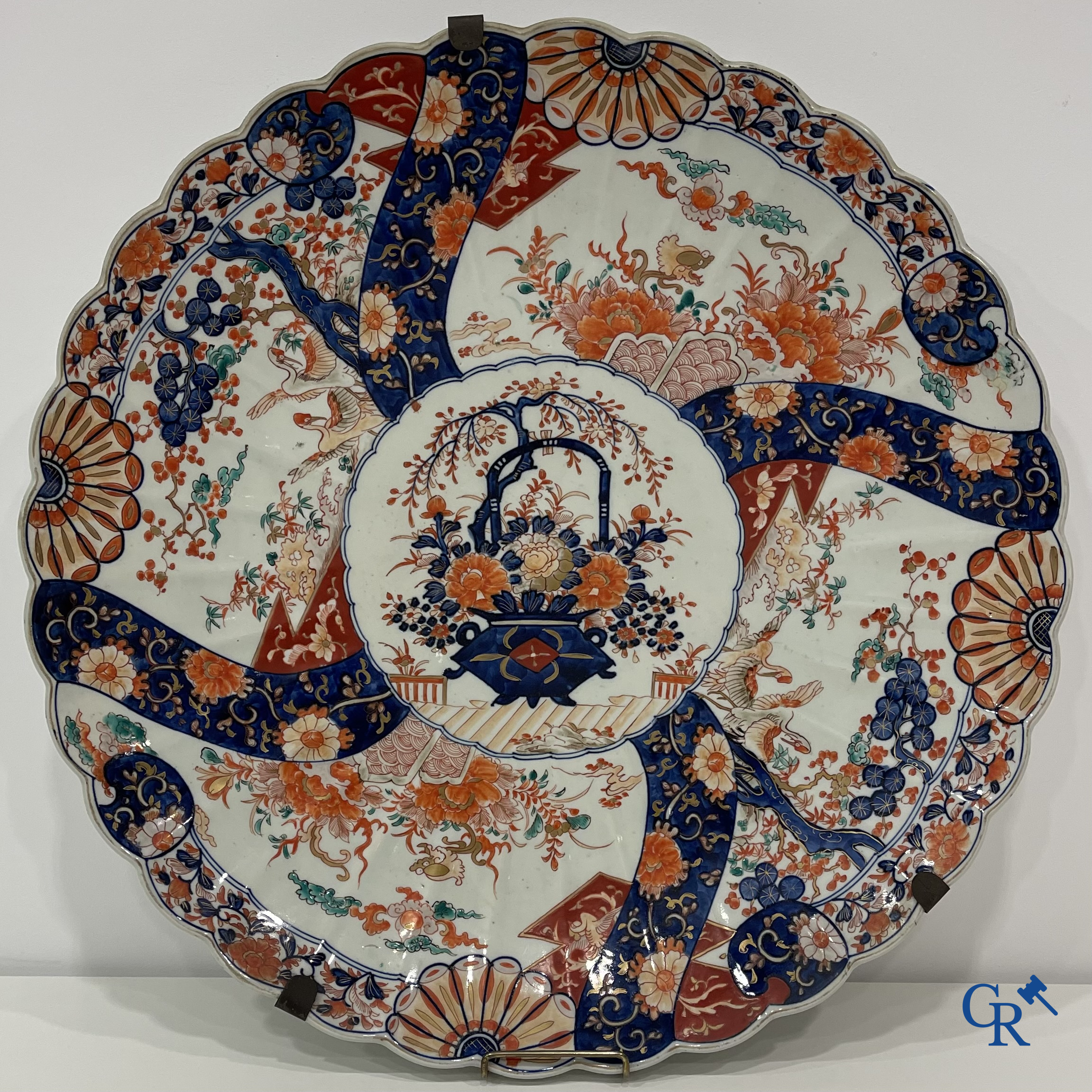 Art Asiatique: Un important plat en porcelaine imari. 19ème siècle.