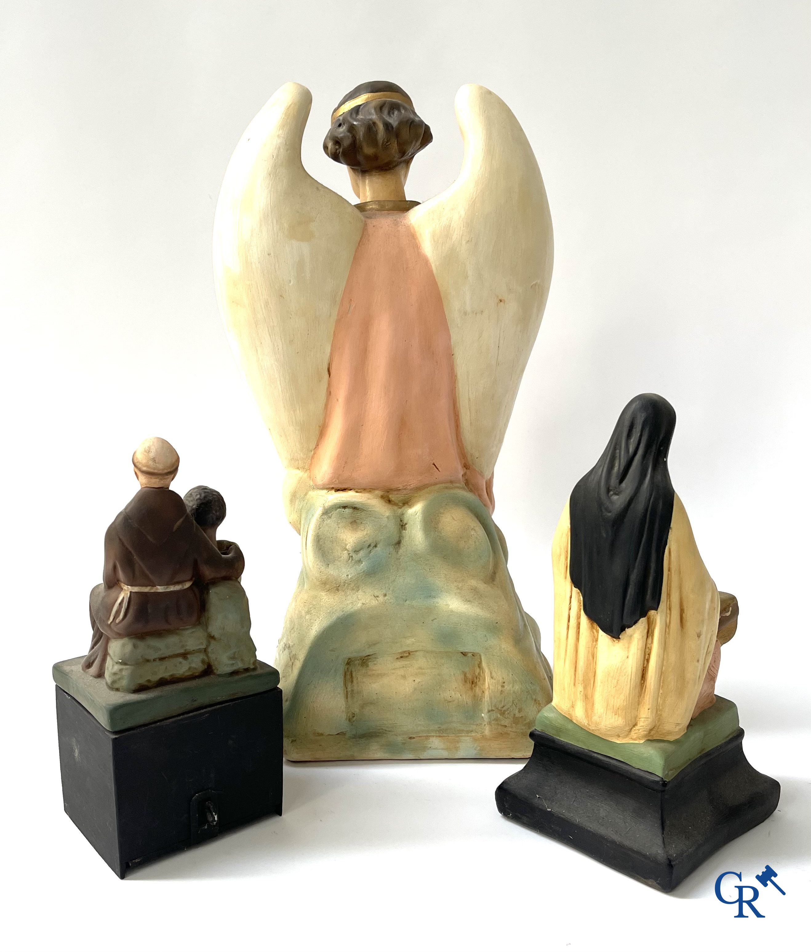 3 tirelires en plâtre avec des têtes qui hochent la tête au profit des Saintes Missions.