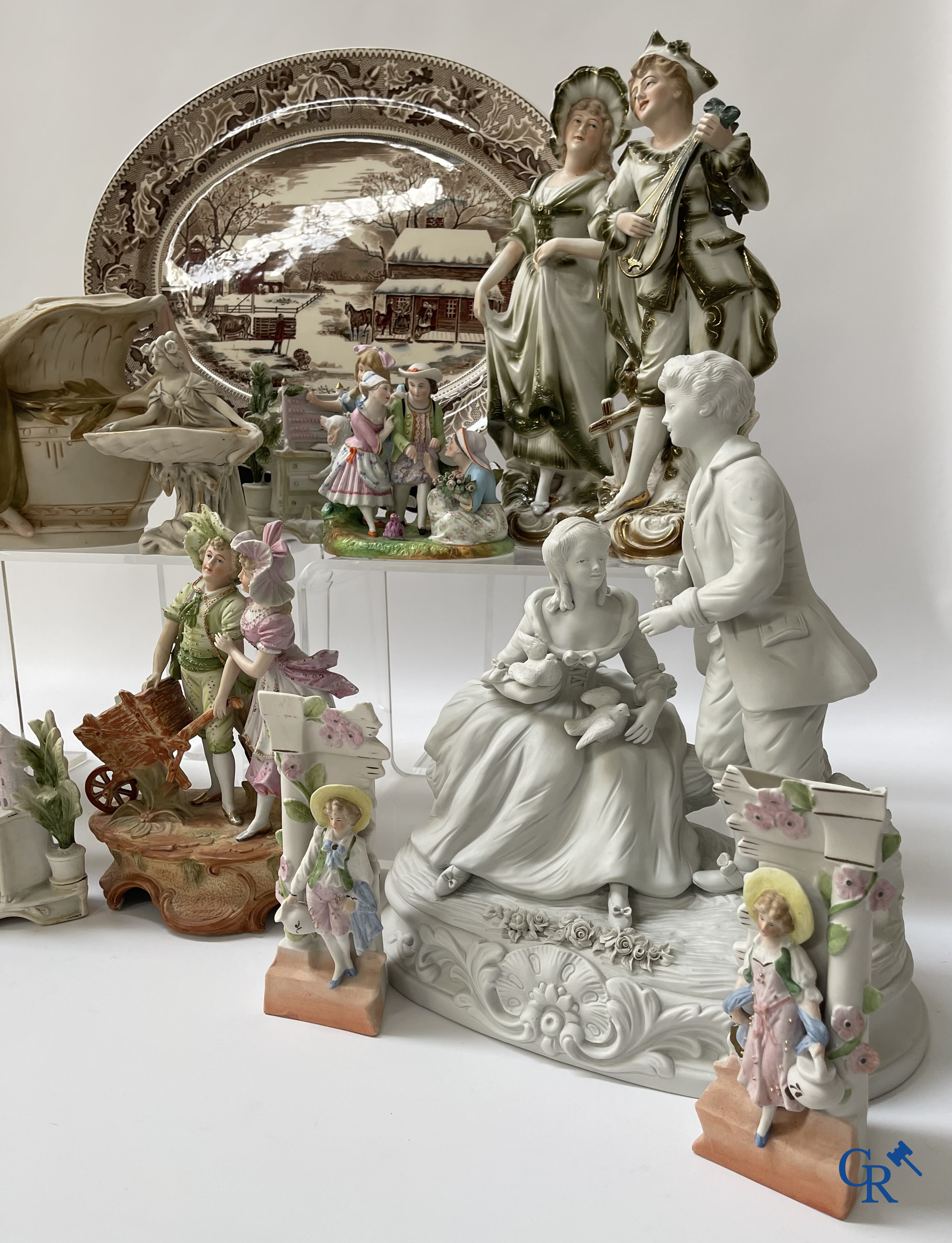 Un grand lot de brocante, y compris Royal Dux, statues en biscuit, porcelaine, globes, statues en régule, lampe de table, lustre, etc.