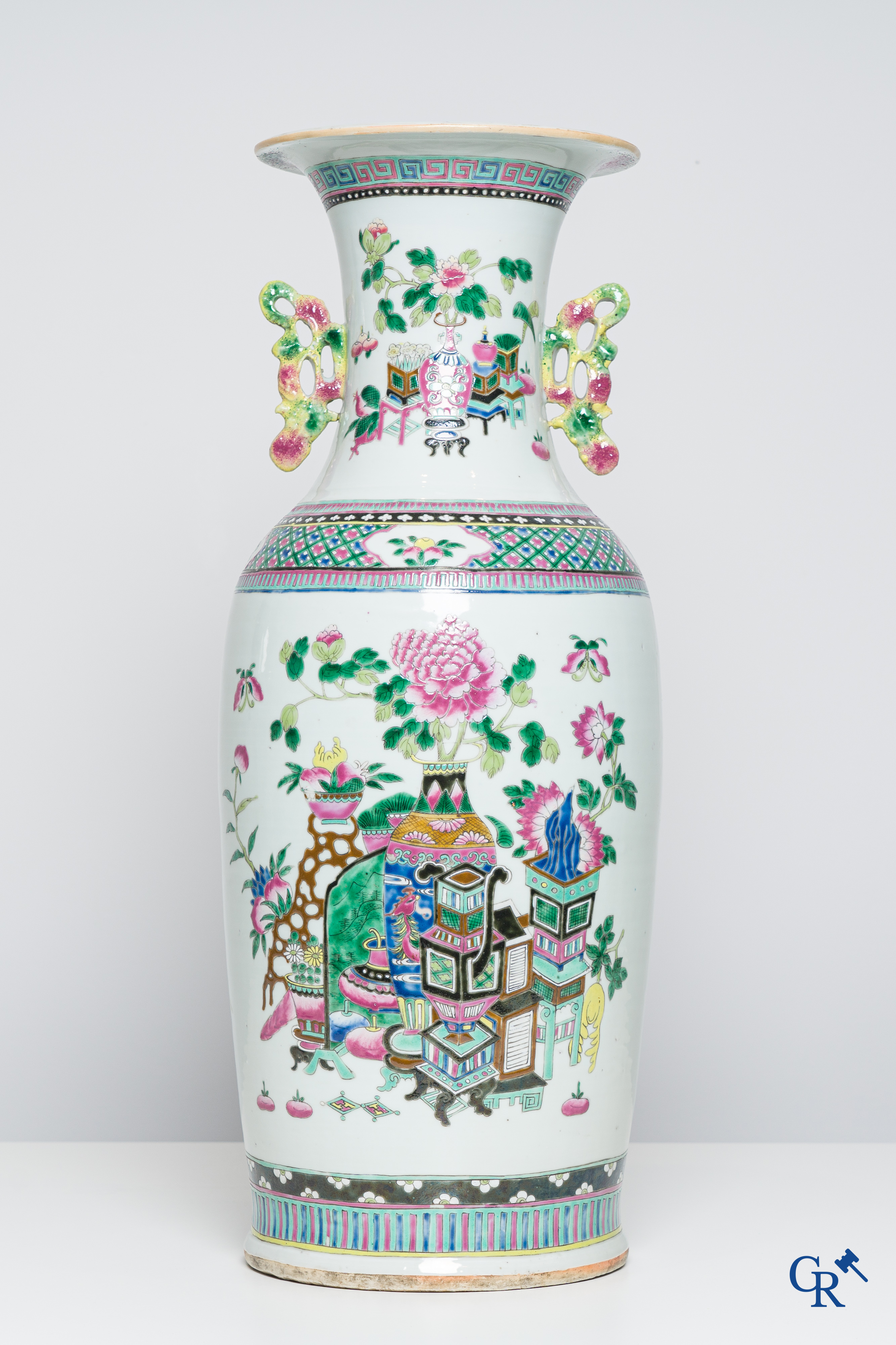 Art Asiatique: Porcelaine chinoise, un vase famille rose avec des personnages et un décor d'antiquités. 19ème siècle.