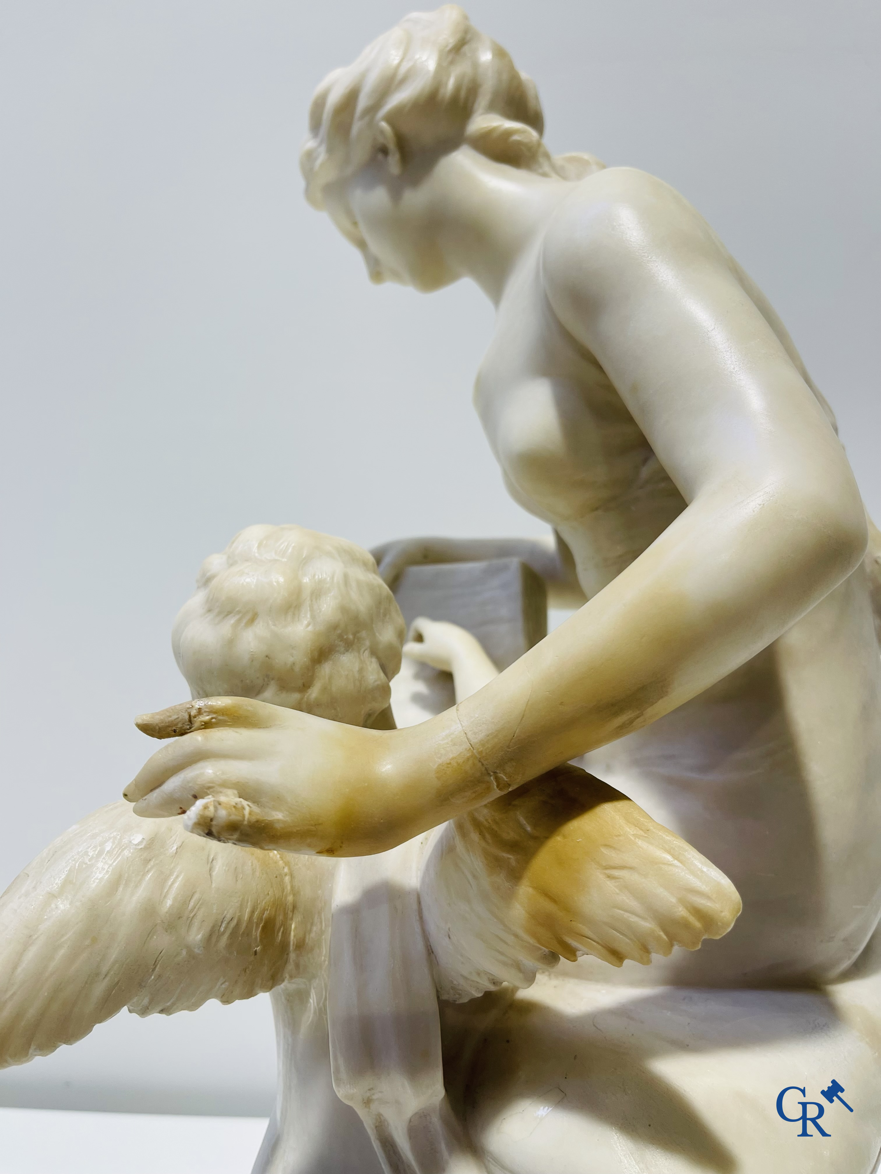 Mathurin Moreau. Vénus et Cupidon. Statue en marbre. Signée.