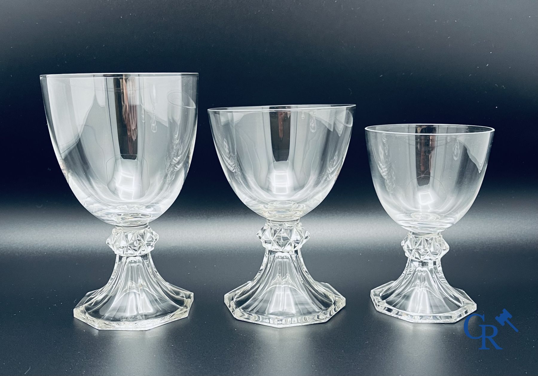 Val Saint Lambert: Une série d'environ 50 verres en cristal modele Yale.