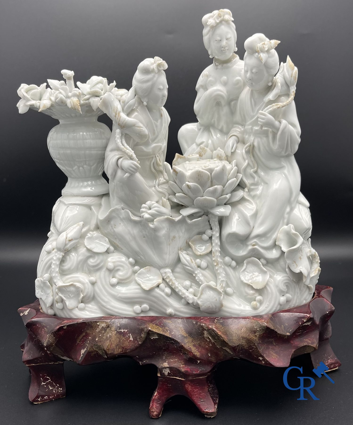 Porcelaine chinoise: Un lion bouddhiste et un groupe en blanc de Chine.