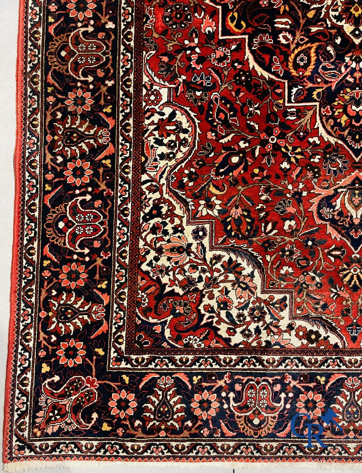 Tapis: Iran. Grand tapis persan noué à la main avec un décor floral.