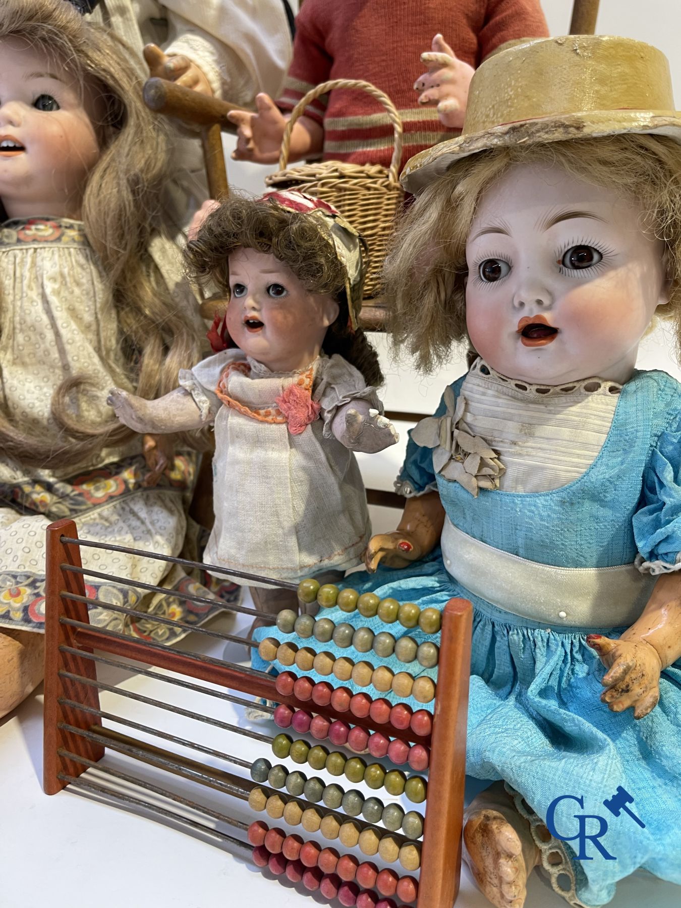 Toys: antique dolls: 5 German character dolls with porcelain head.