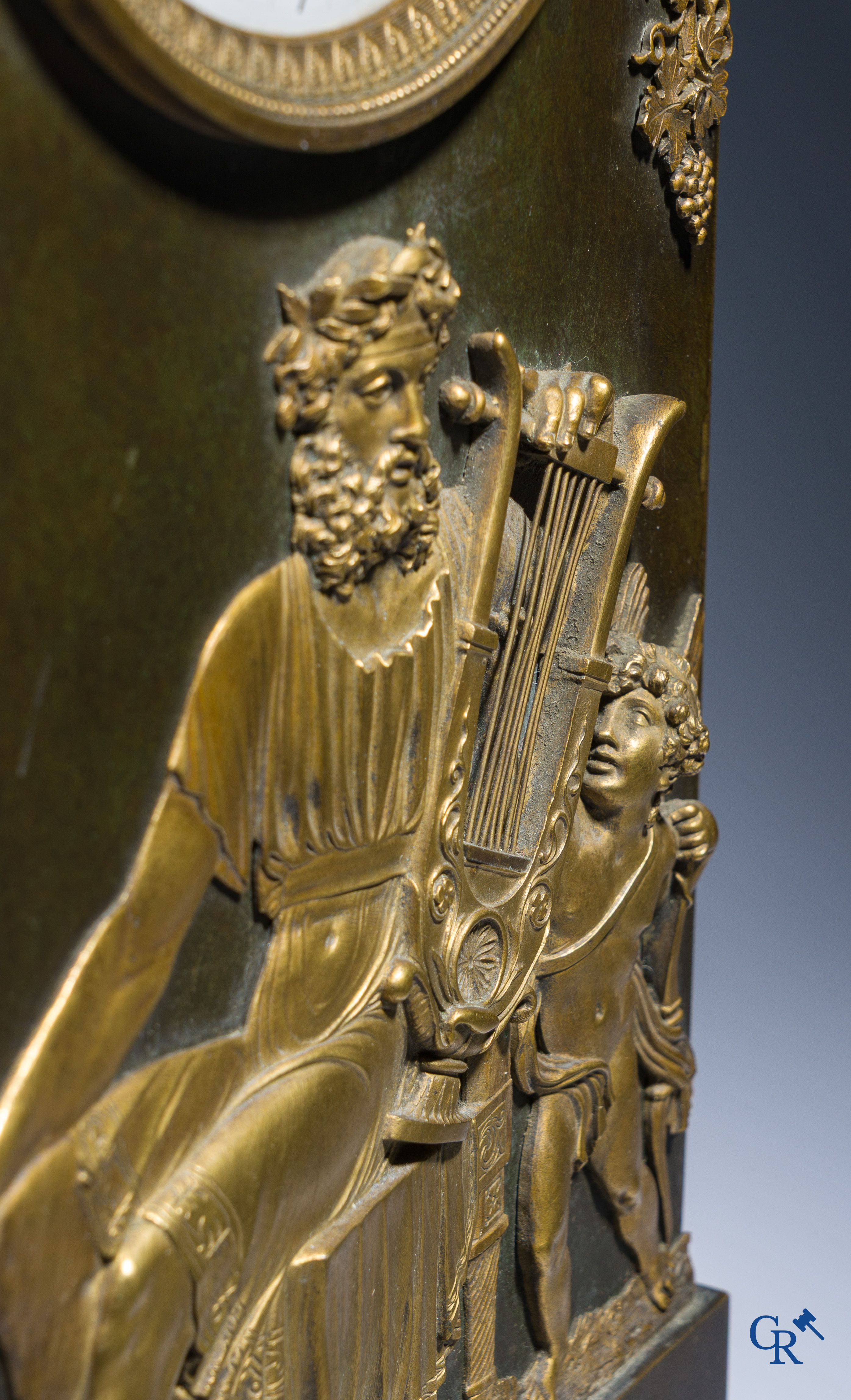 Claude Galle, Rue Vivienne à Paris. Pendule borne "Anacreon" in verguld en gepatineerd brons. Empire, Circa 1806.