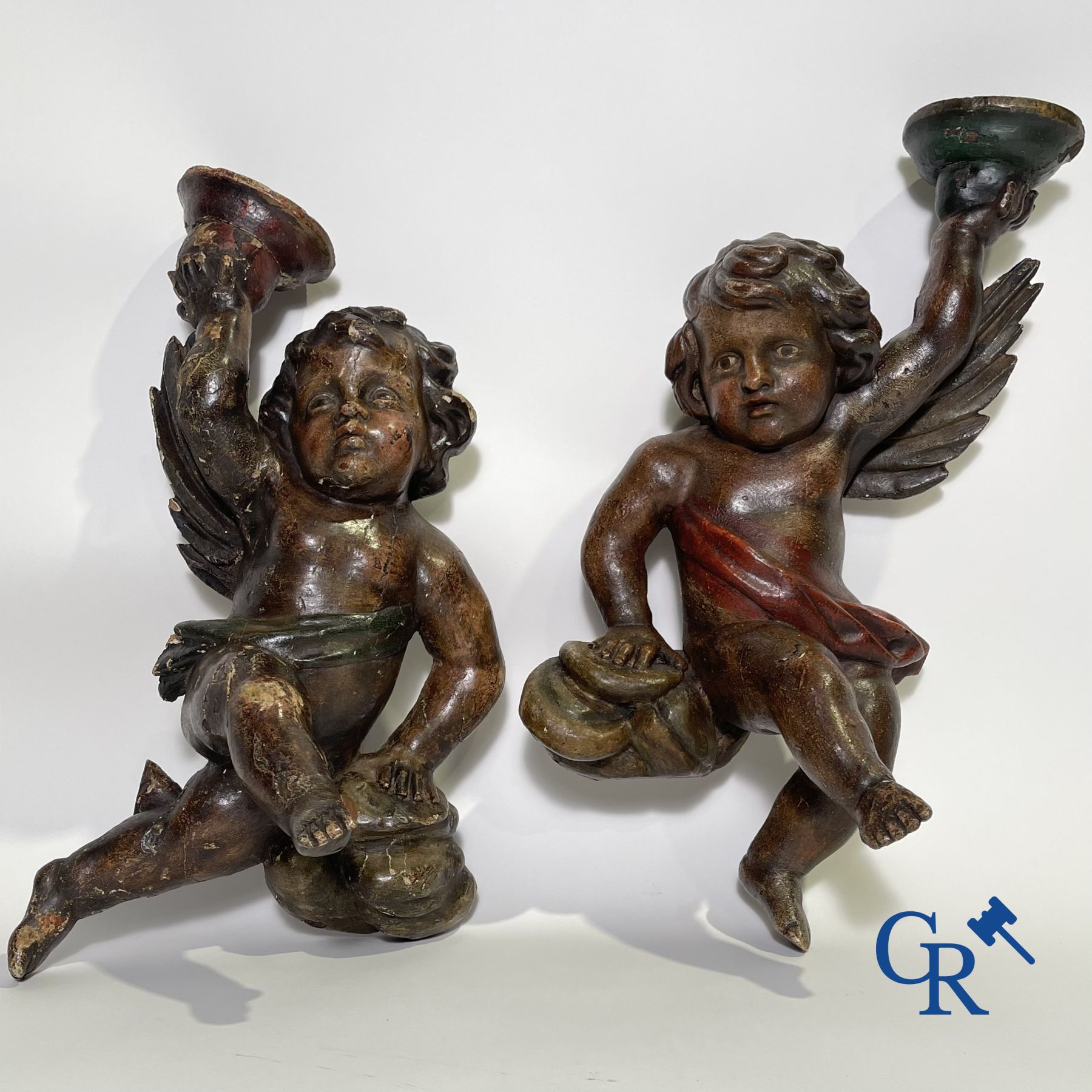 Sculptures en bois : Une paire d'anges en bois sculpté et polychrome du XVIIIe siècle.