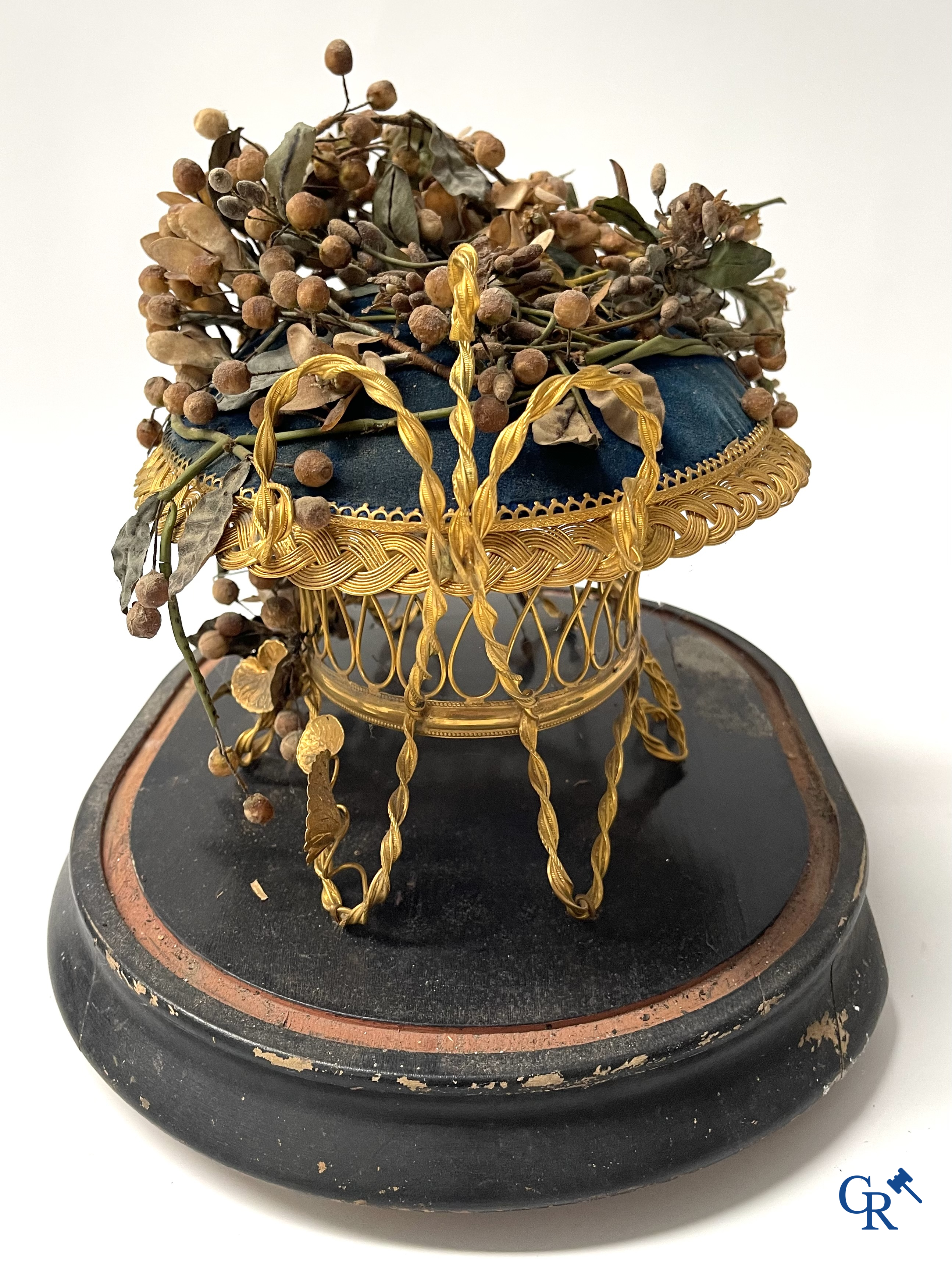 2 globes en verre avec un bouquet de mariée sur un coussin avec un pied en métal doré et un pied en porcelaine de Paris.