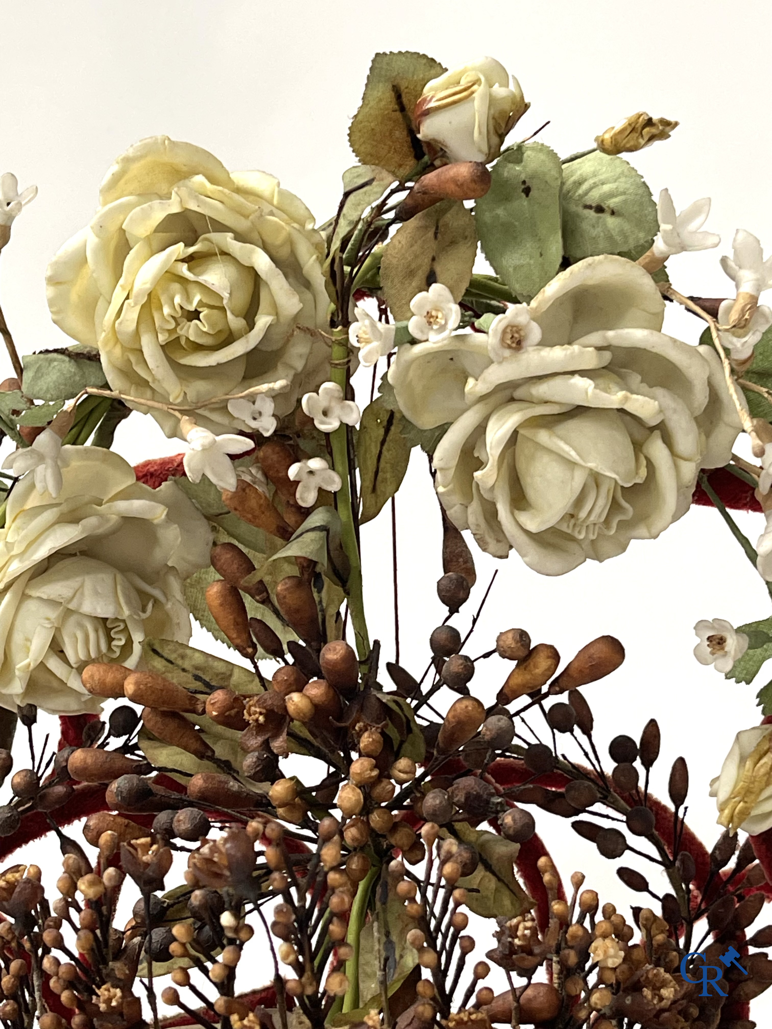 2 globes en verre avec un bouquet de mariage en forme de panier, décorés de fleurs en porcelaine fine. Vers 1900.
