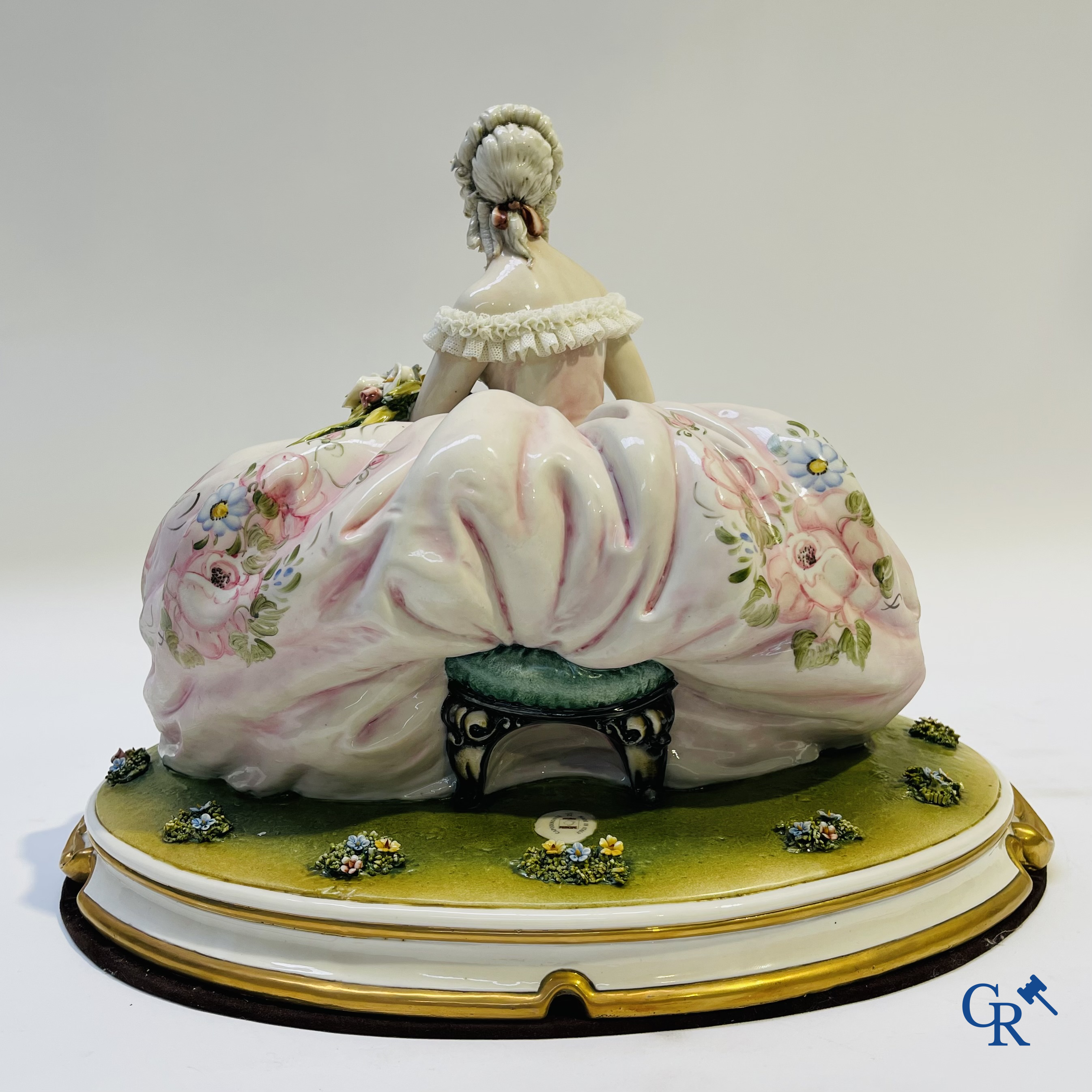 Porcelaine: Capodimonte: Groupe exceptionnel en porcelaine italienne avec dentelle.<br />
