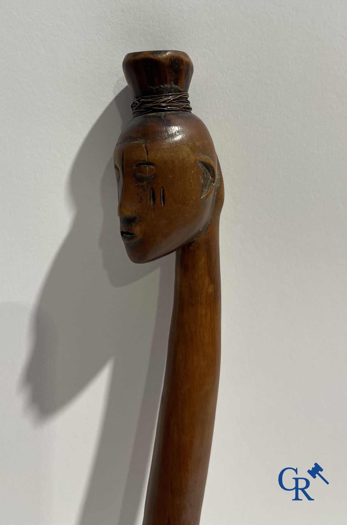 Art africain: Un bâton en bois sculpté.