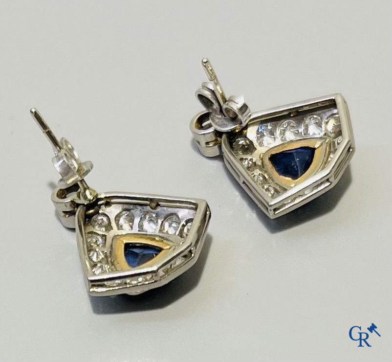 Jewellery, a beautiful pair of Art Deco earrings in white gold 750°/00 each set with a sapphire and 14 diamonds.