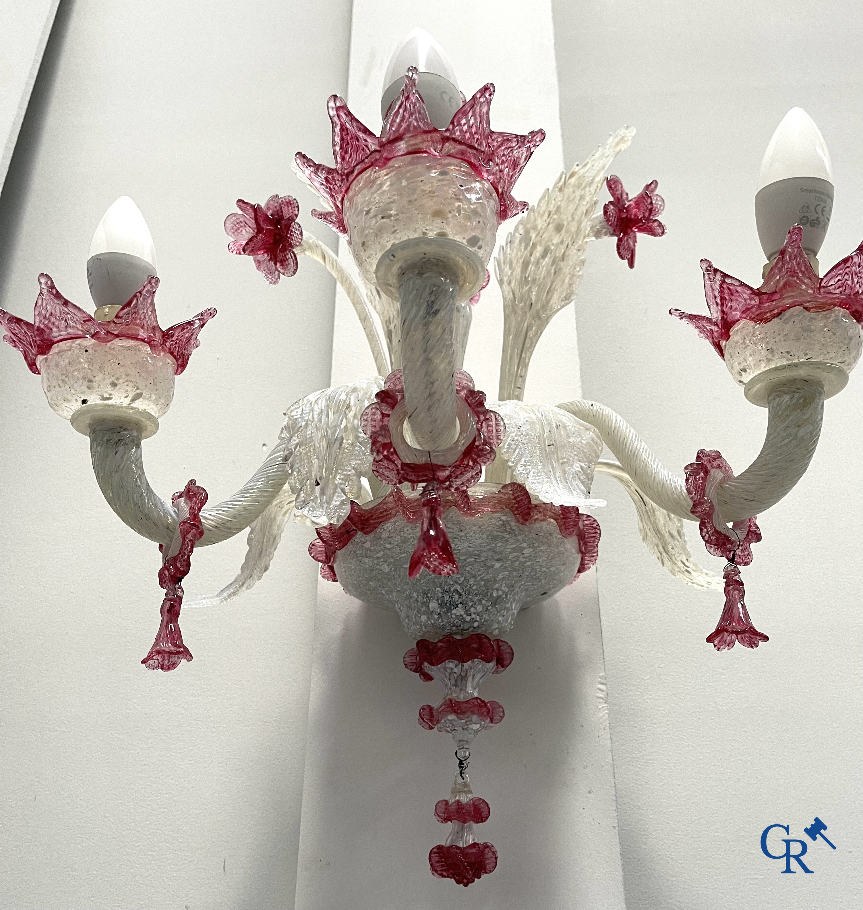 Un lot d'une lampe de table vénitienne, une paire de grandes appliques en verre vénitien et un plafonnier en Murano.
