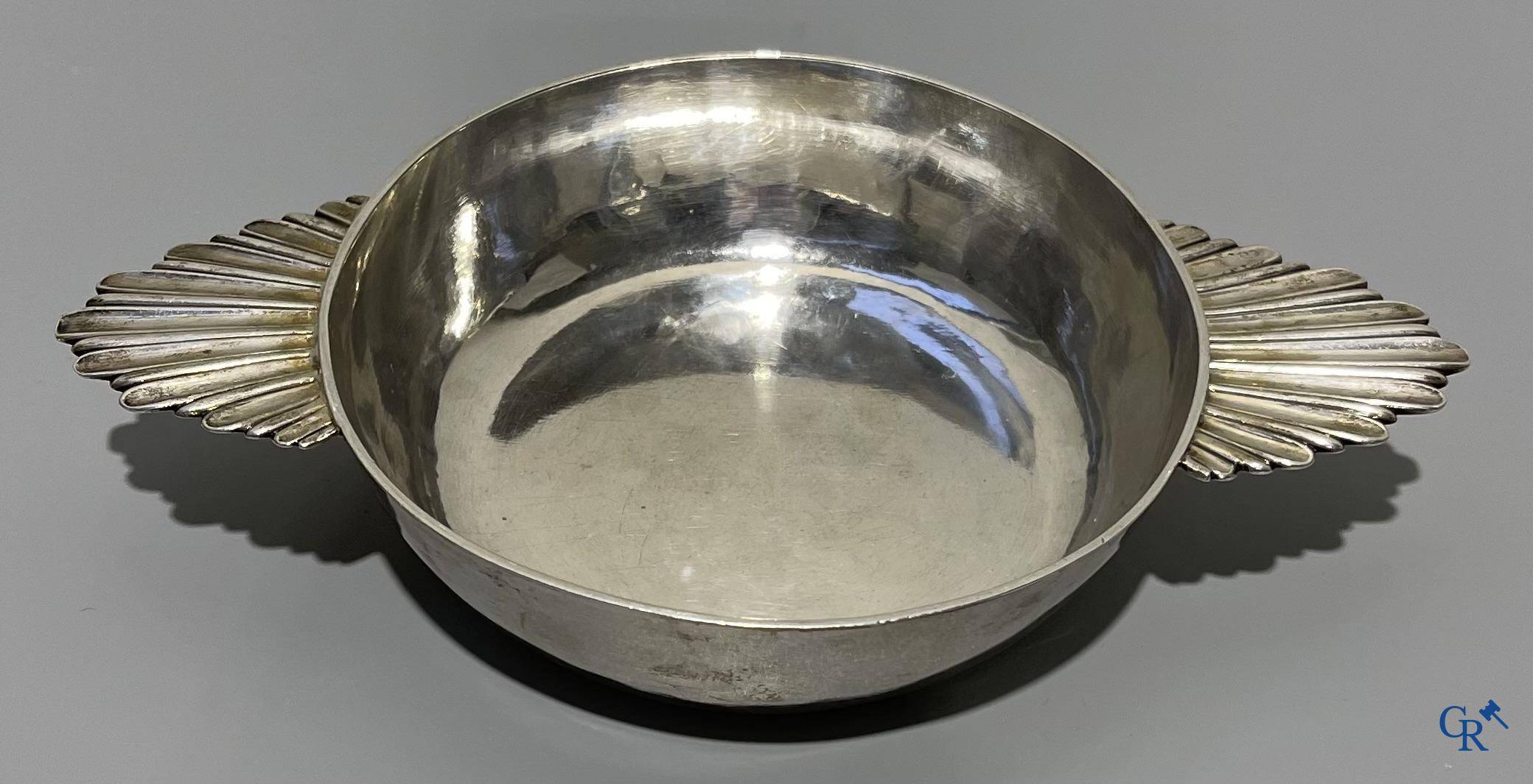 Zilver, Ronde schotel met 2 platte handvaten en licht gebogen deksel. Brussel of Namen, 18e eeuw.