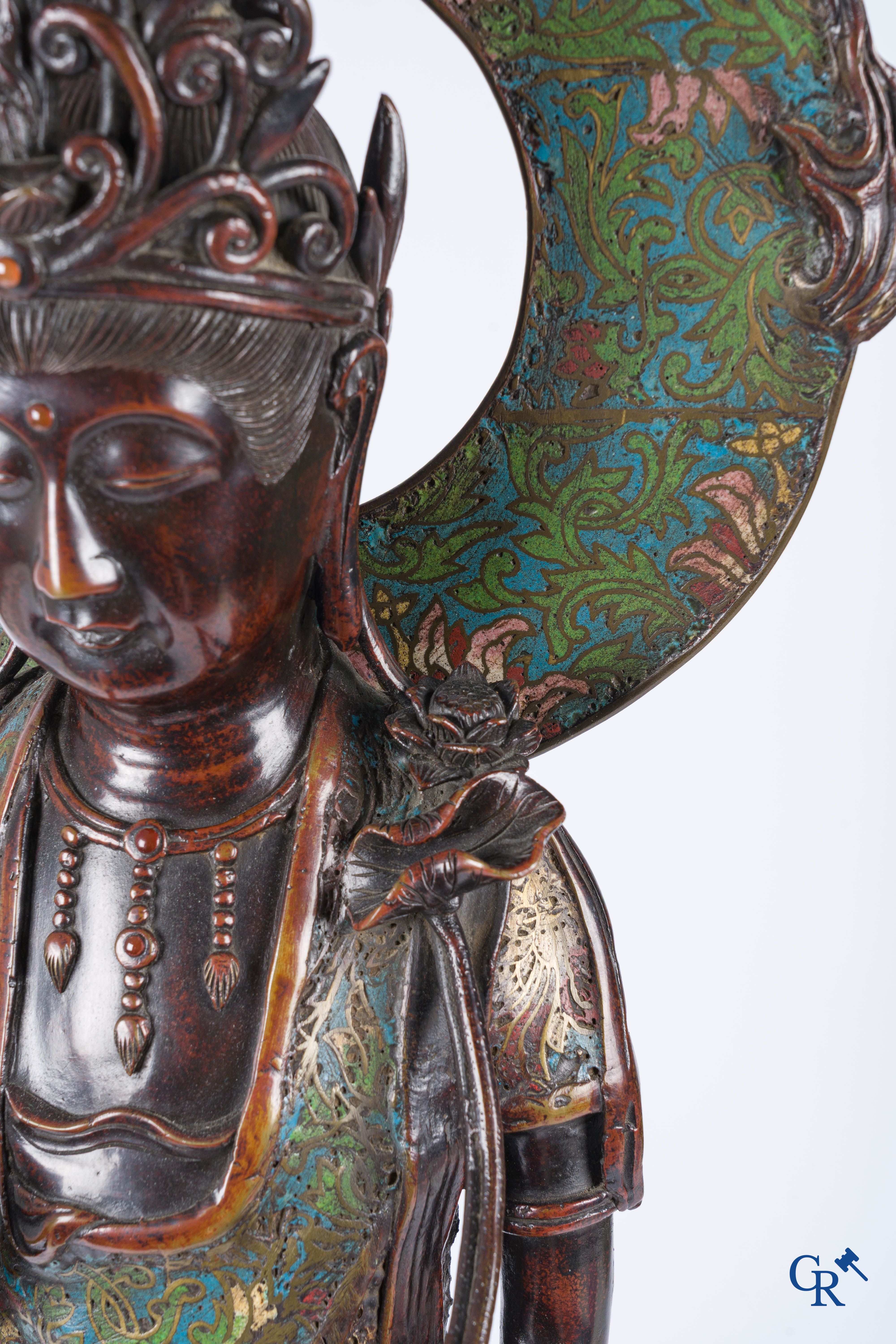 Aziatica, een grote Japanse champlevé bronzen figuur van een staande Guanyin. 19de eeuw.