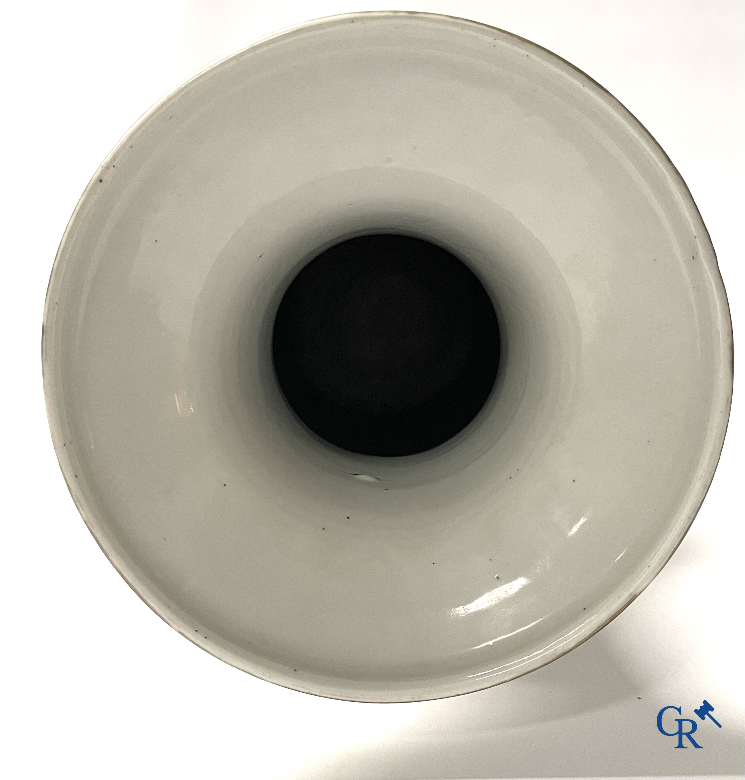 Aziatica, 2 Chinese famille rose vazen gedecoreerd met antiquiteiten en een kalligrafische tekst. 19e eeuw.