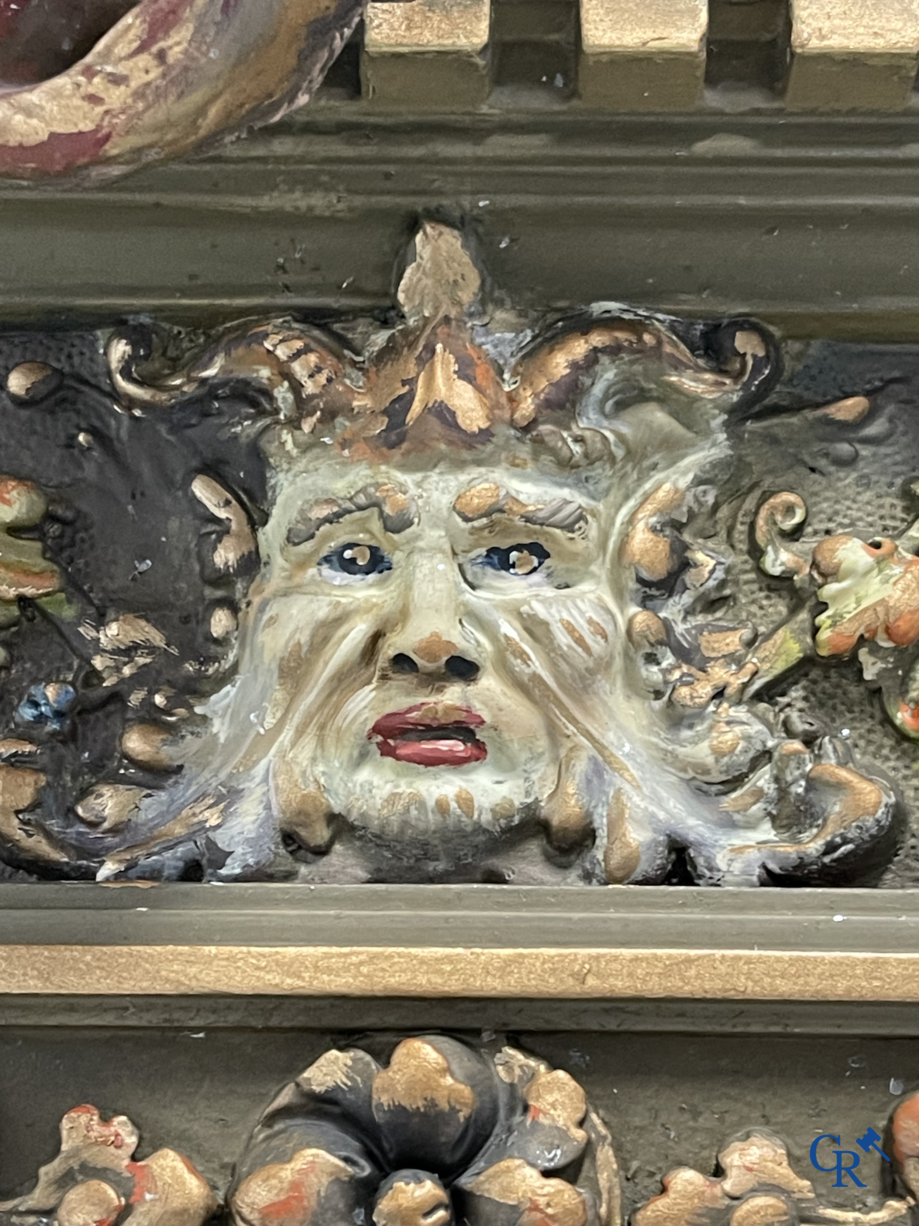 Un grand miroir de cheminée patiné avec un dragon. Vers 1900.