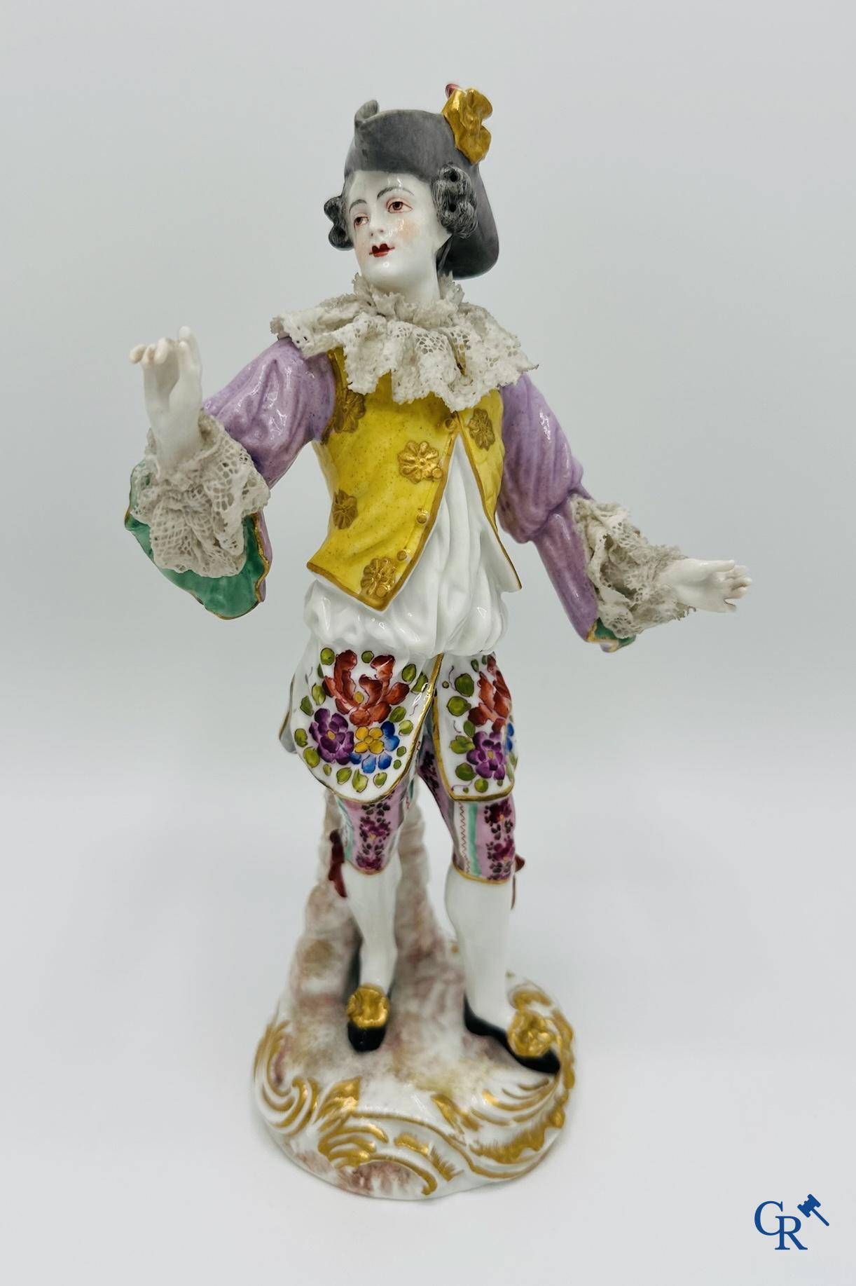 Porcelaine: 3 groupes en porcelaine polychrome dans le gout de Meissen. 19 ème.