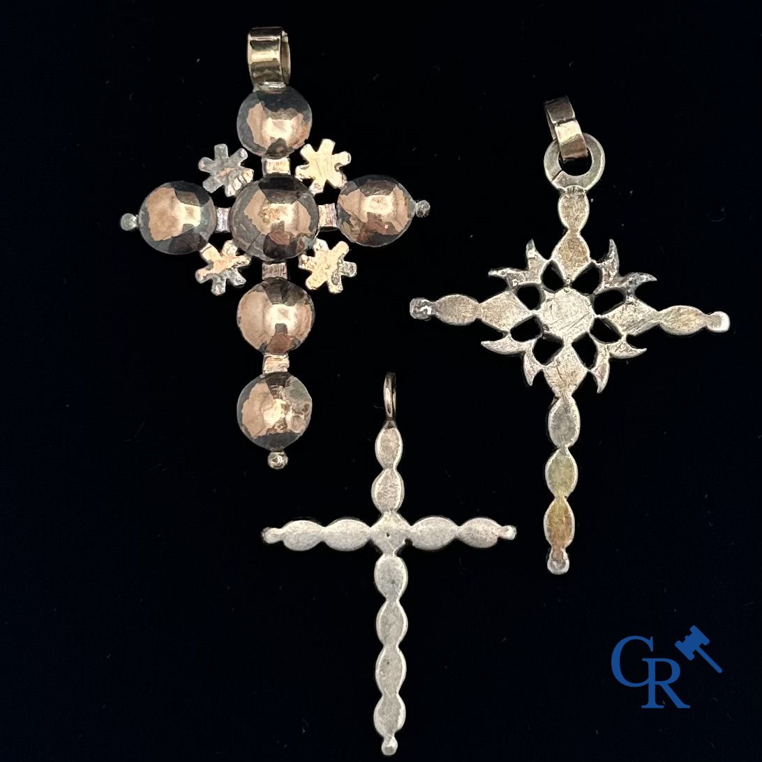 Jewellery: Lot of 3 Flemish crosses in gold and silver.