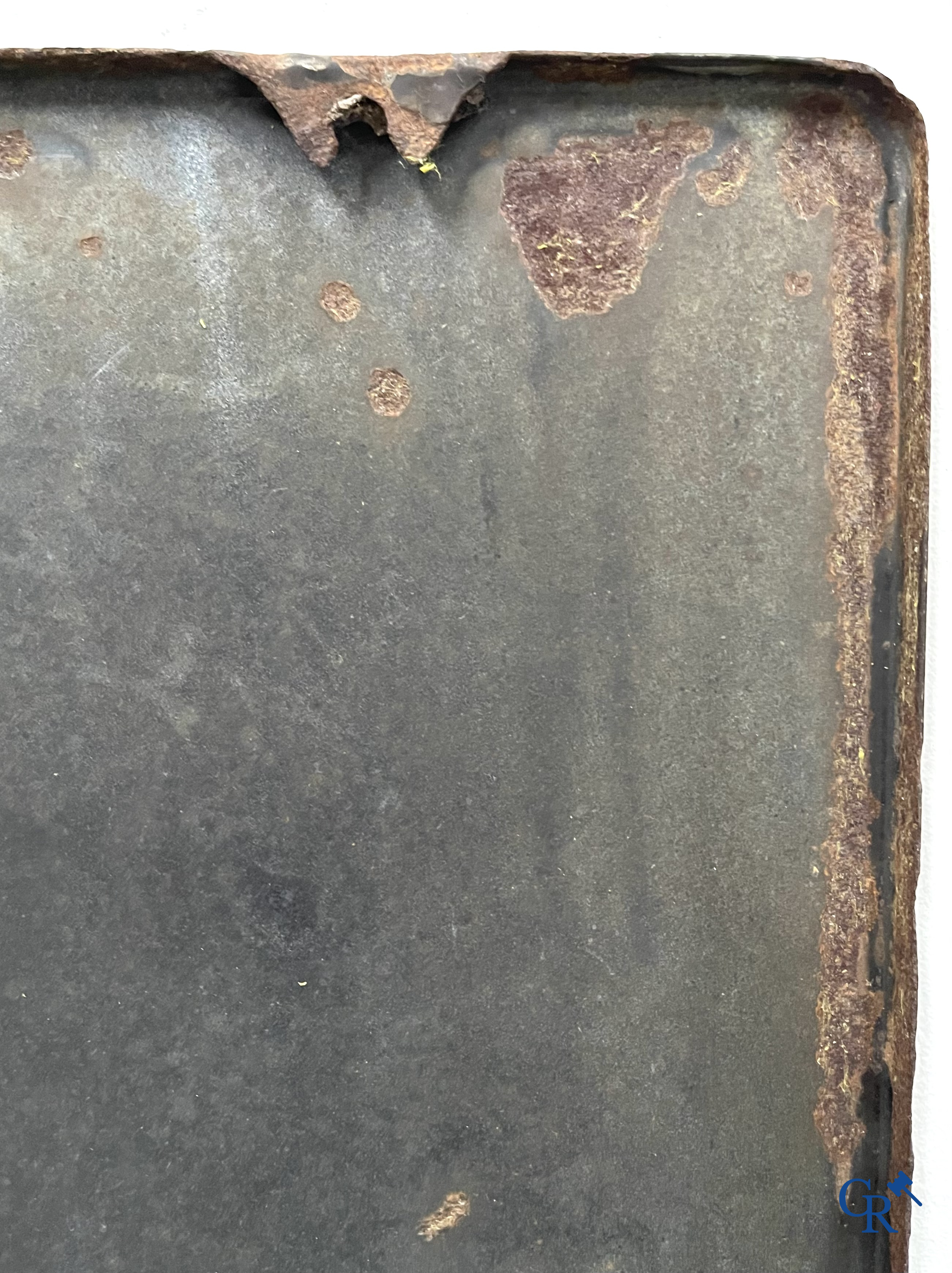 Mobiloil, Emaille reclamebord met grijze omranding en de Mobiloil Pegasus. Emaillerie Belge, T.P. Bruxelles 1953.