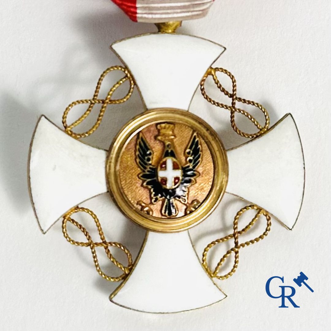 Médailles - Order of the Crown Medals of Honor - Decorations: Kingdom of Italy: Officers decoration in gold 18K.