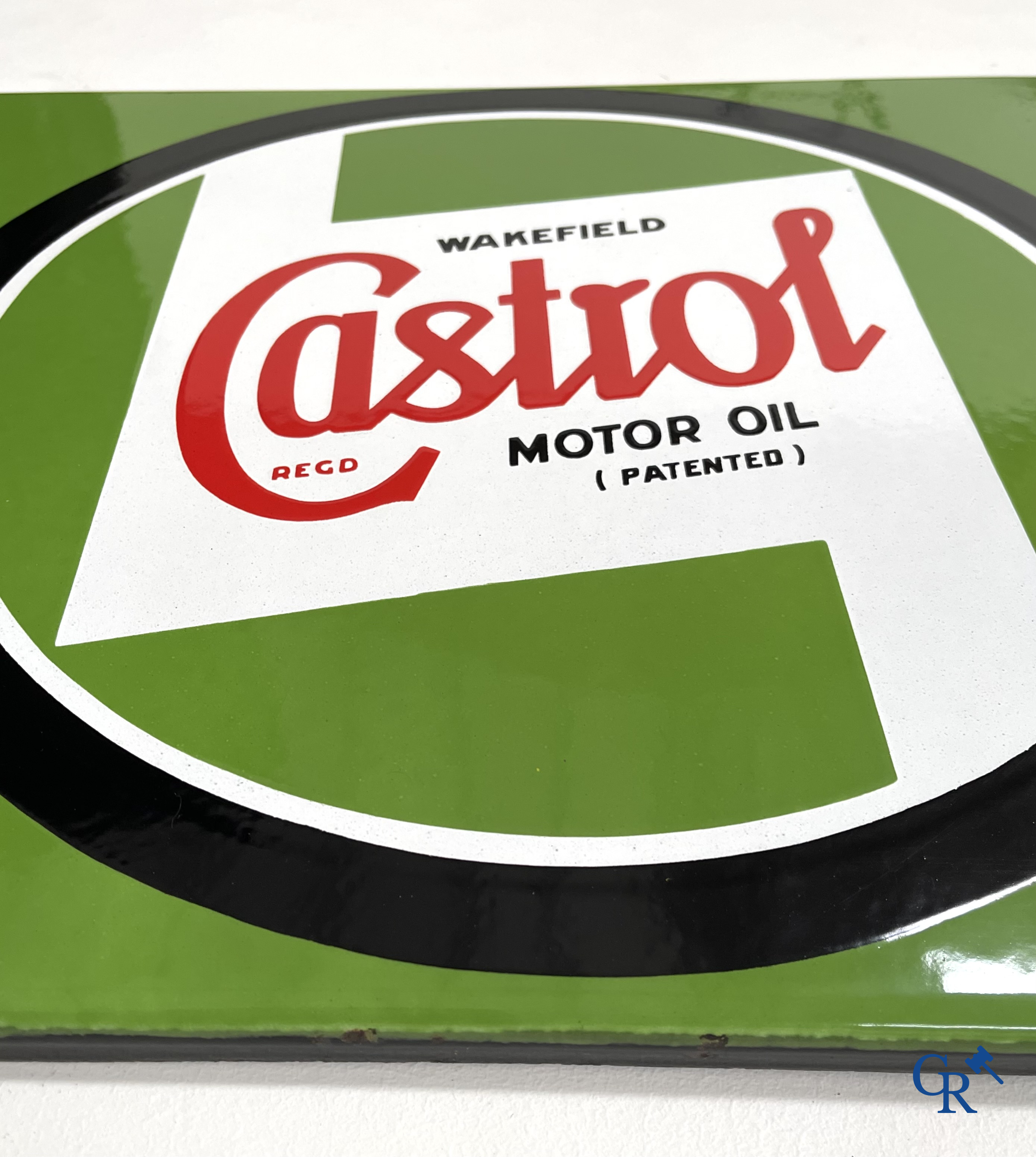 Castrol Motor Oil, emaille reclamebord voor Castrol motor olie. Zeldzame versie met 2 zwart omcirkelde logo's. 1948.