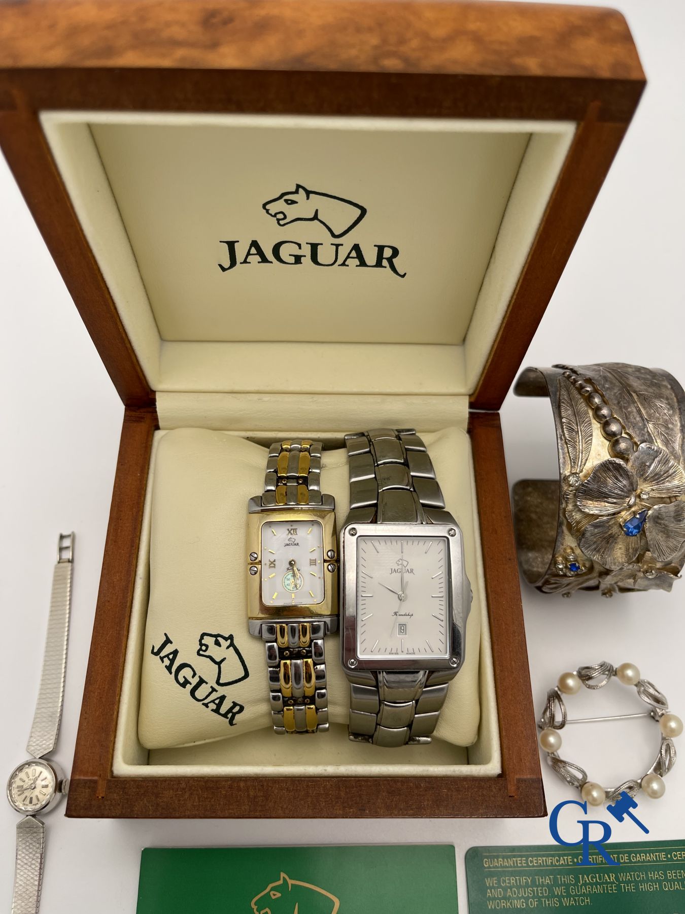 Bijoux/Montres-bracelets: Une montre de dame et une bague en or blanc 18K (750°/00), 2 montres-bracelets Jaguar et 3 bijoux fantaisie.