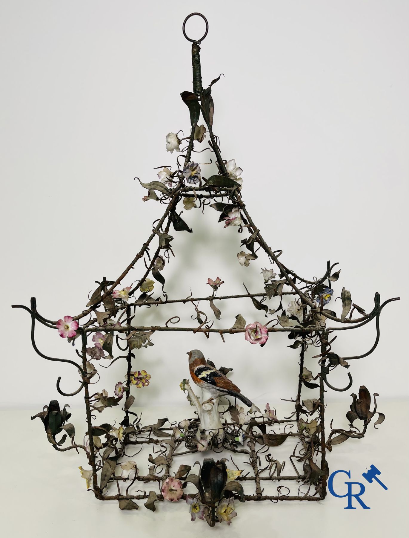 Lustre cage avec des fleurs et un oiseau en porcelaine polychrome dans le gout de Meissen ou Sèvres. XIXe siècle.