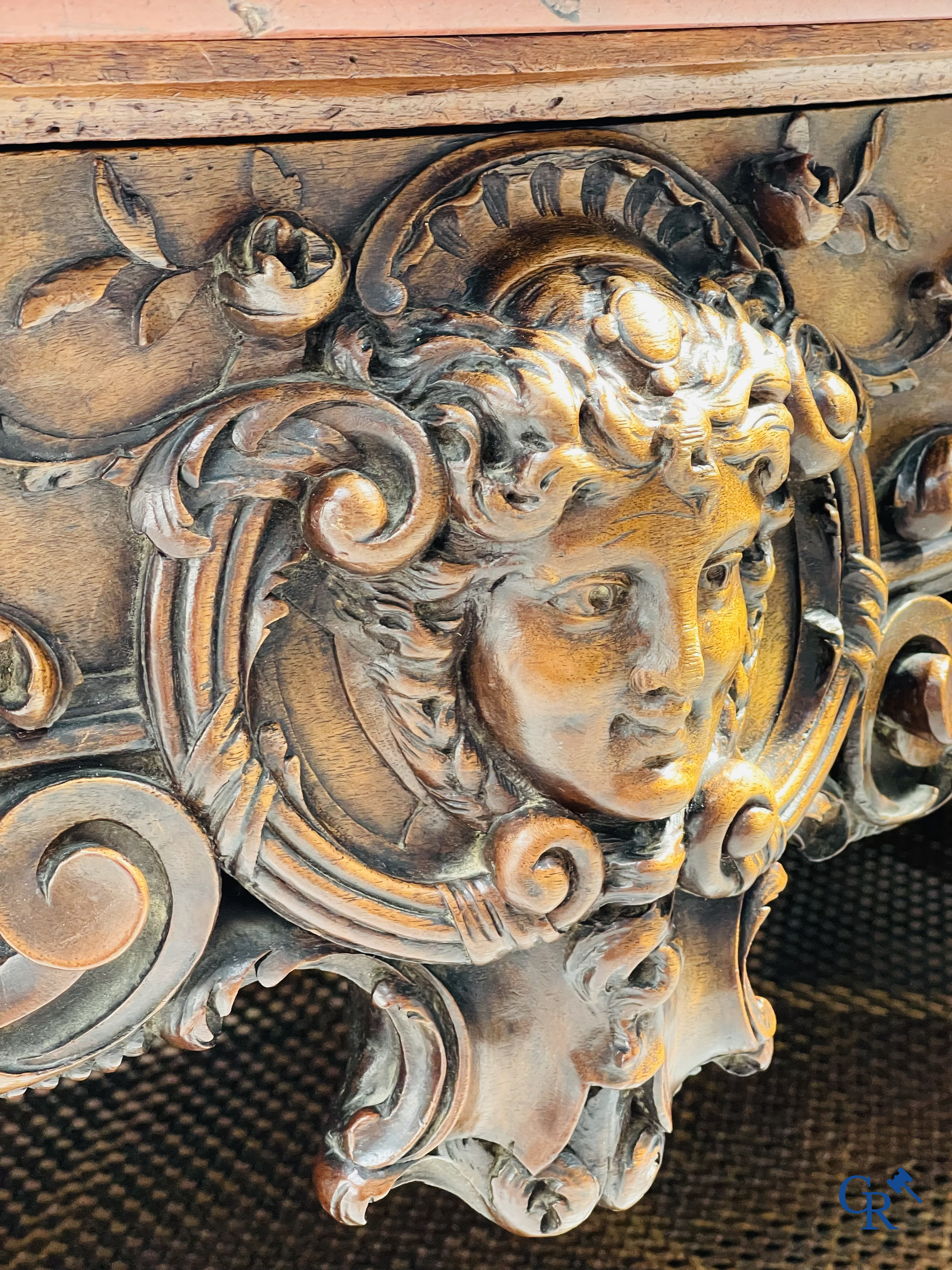 Maison Roll, 42, Rue Faubourg St. Antoine Paris. Een uitzonderlijk desserte meubel in gesculpteerd notelaar. LXVI-Stijl.