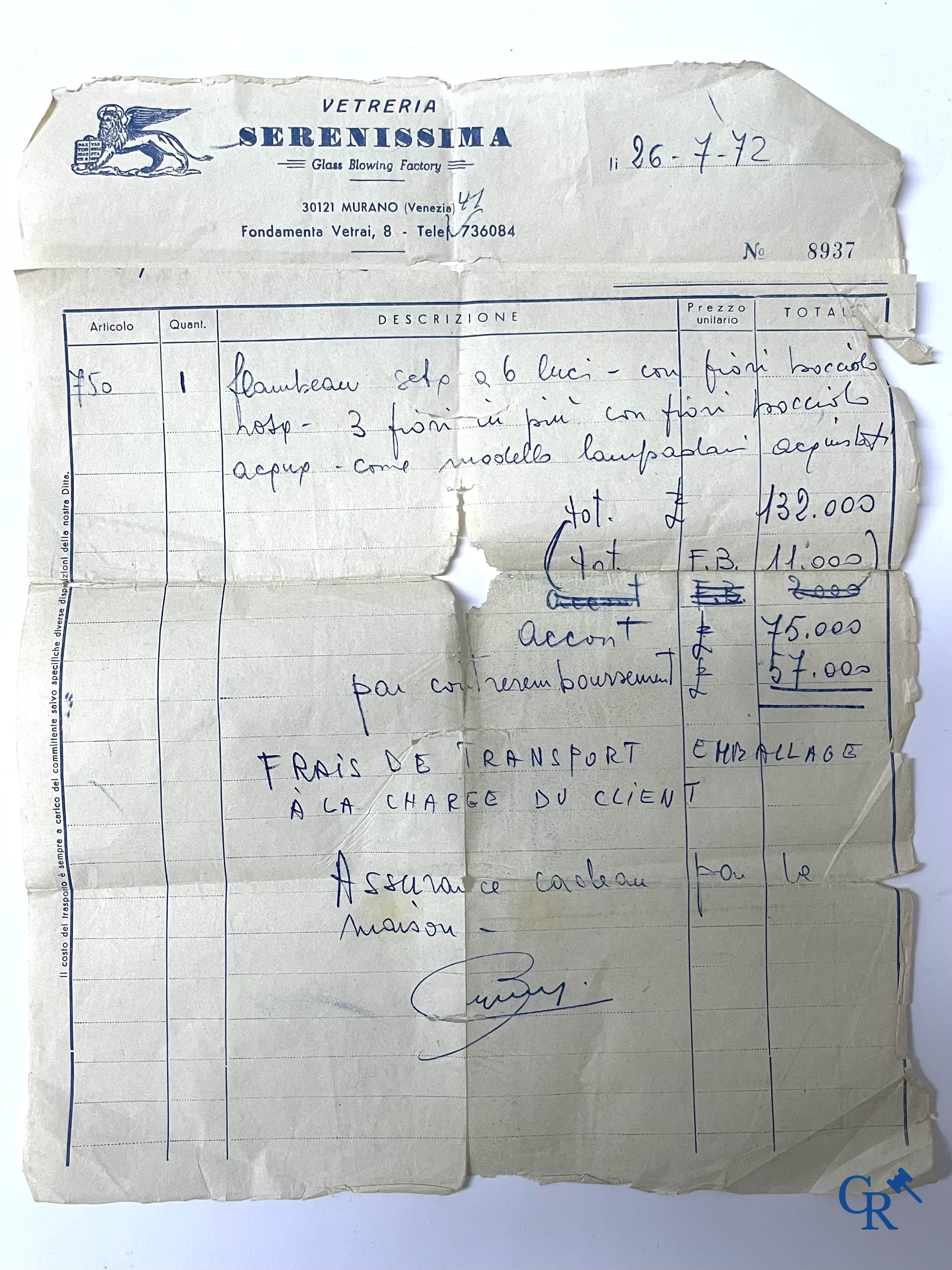 Un lot d'une lampe de table vénitienne, une paire de grandes appliques en verre vénitien et un plafonnier en Murano.