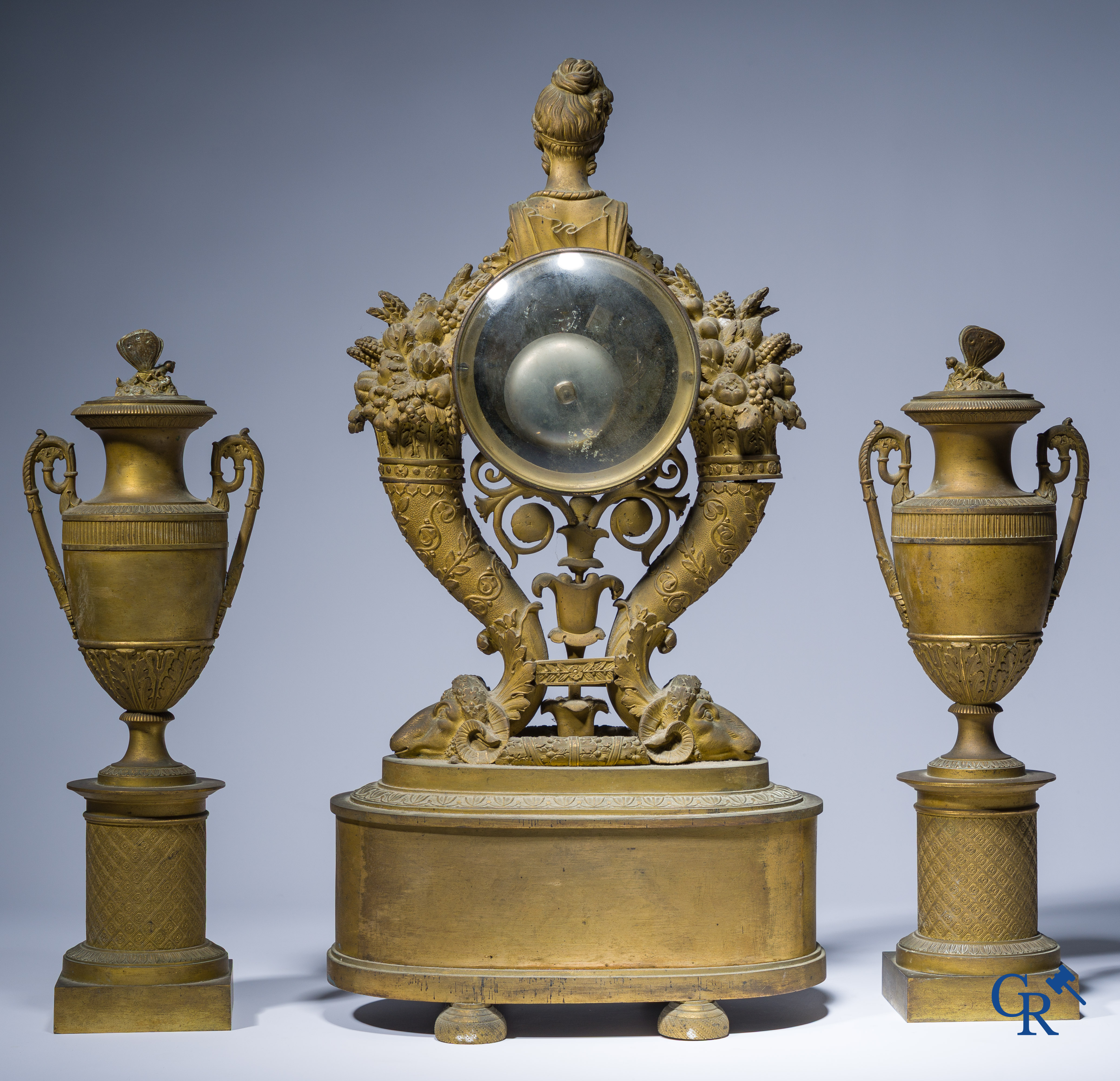 Empire tijdperk, een 3-delige fijn geciseleerde garnituur met cassolettes, Frankrijk circa 1810.