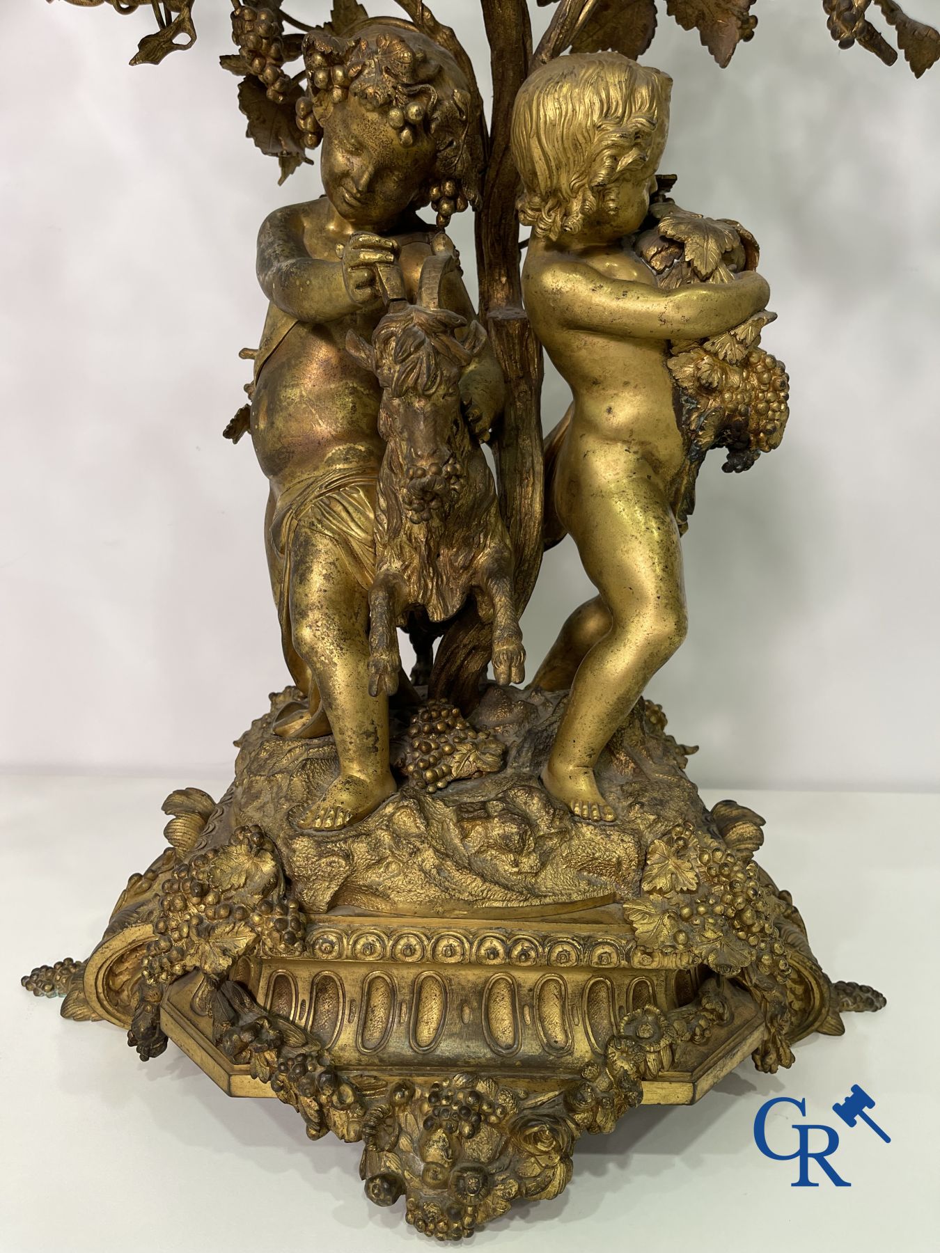 Important paire de chandeliers en bronze doré avec putti, style LXVI. Epoque Napoléon III.