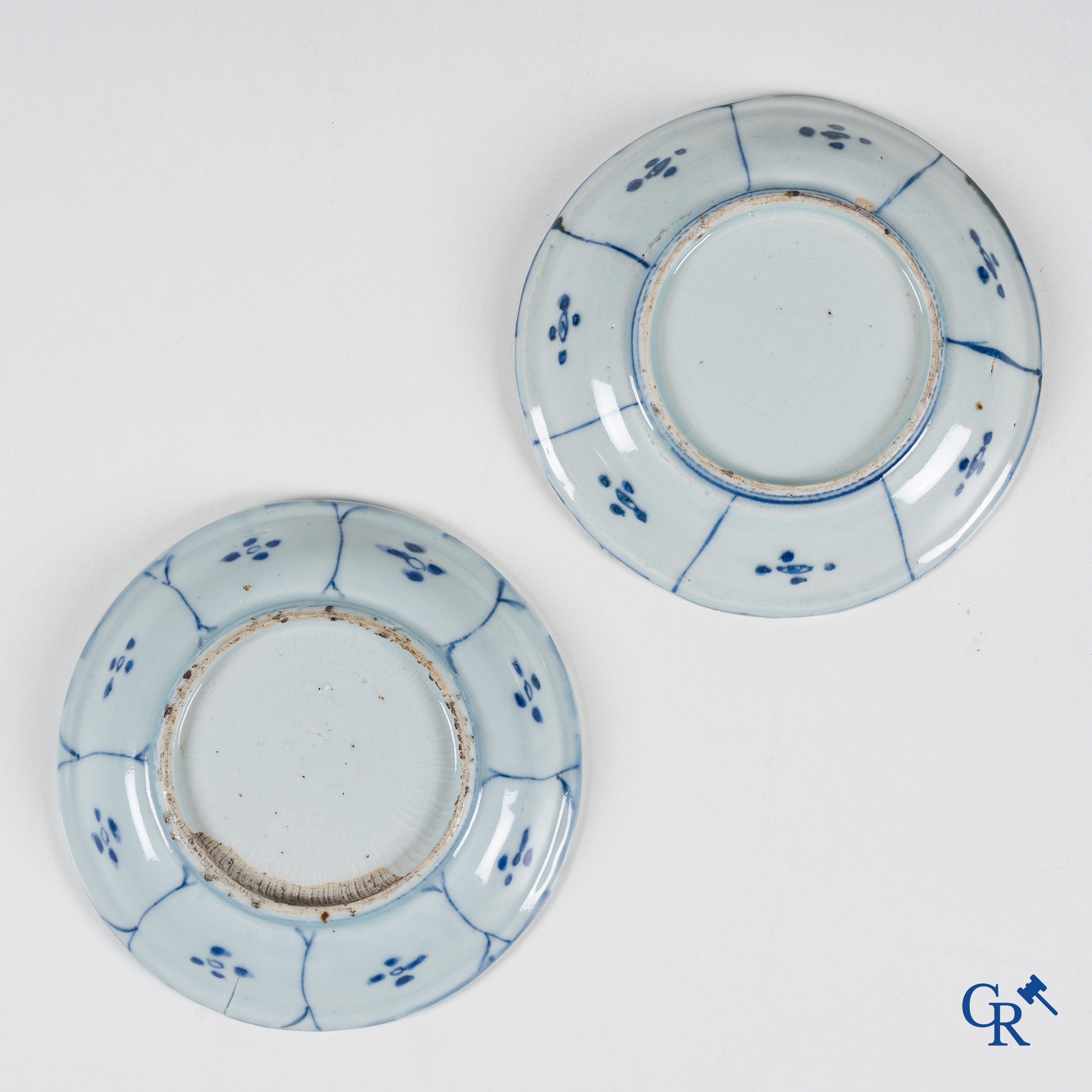 Asian Art: Chinese porcelain, 5 pieces of blue and white porcelain. 18th century.