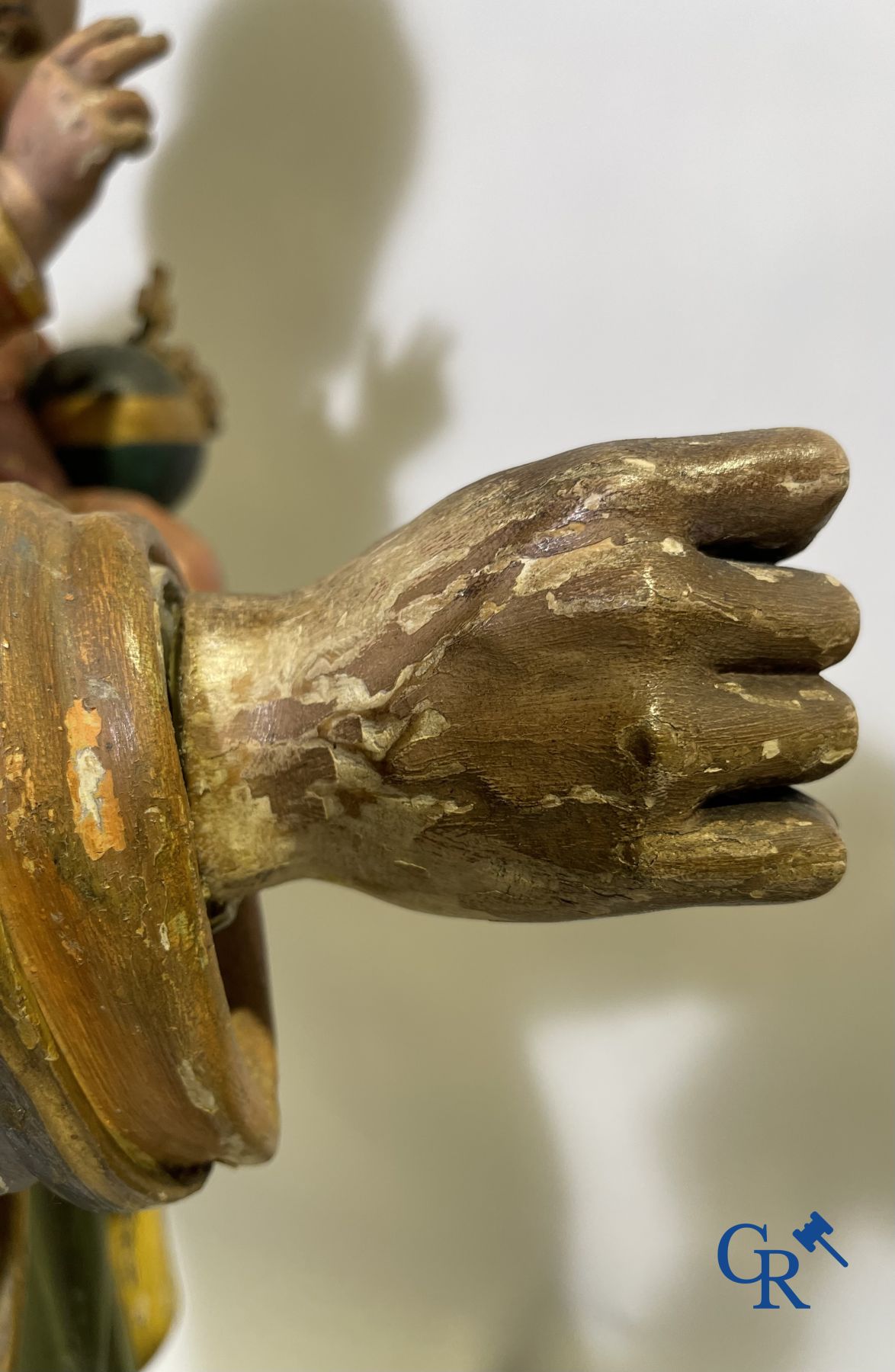 Une statue en bois du 19ème siècle et une vitrine en bois avec une représentation en plâtre d'une Vierge à l'enfant.