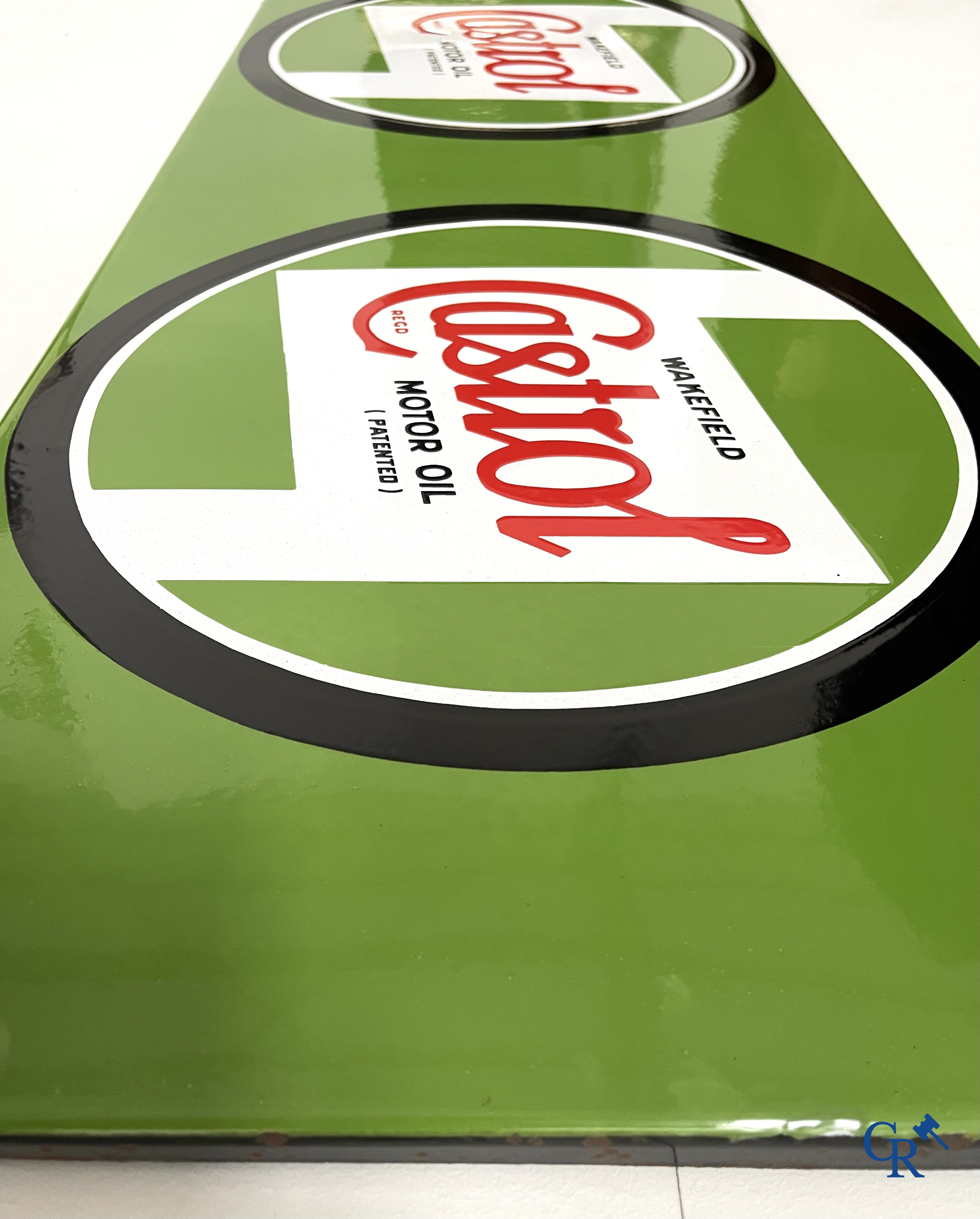 Castrol Motor Oil, emaille reclamebord voor Castrol motor olie. Zeldzame versie met 2 zwart omcirkelde logo's. 1948.