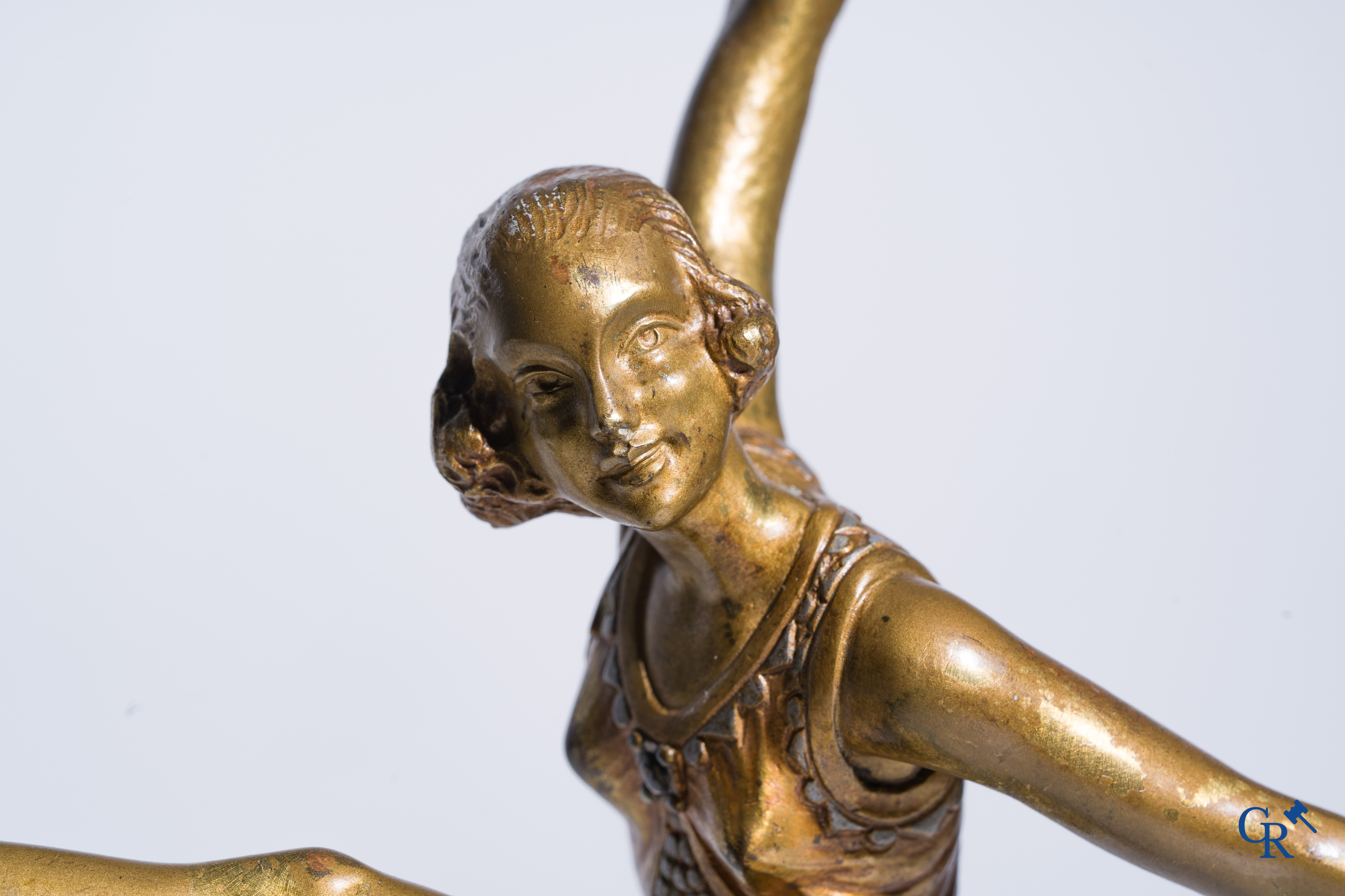 Art déco, une danseuse en bronze sur un socle en marbre. Circa 1930. Signé illisible.