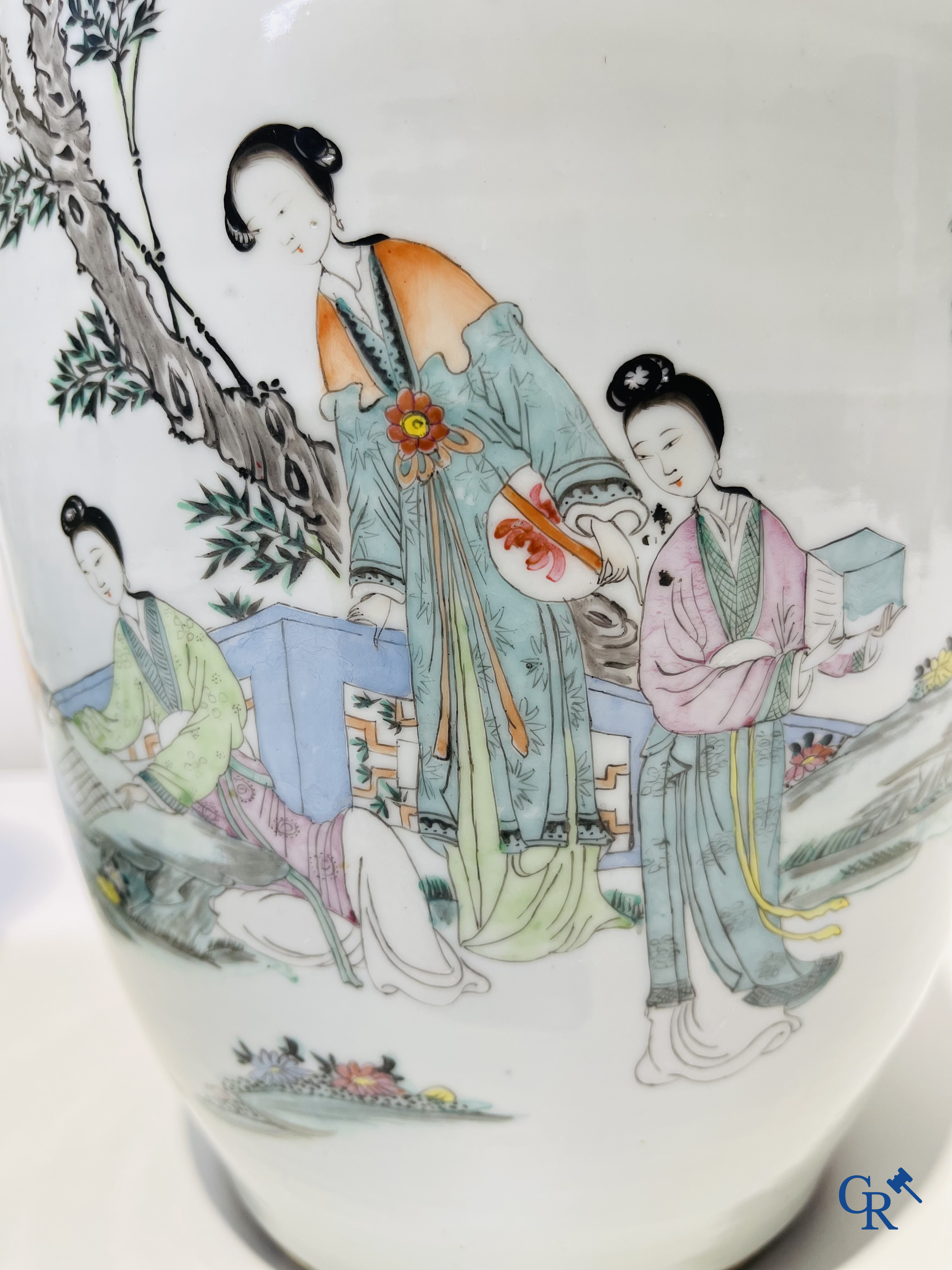 Art Asiatique: Porcelaine chinoise, paire de vases Chinois avec des dames dans un jardin. Période République.