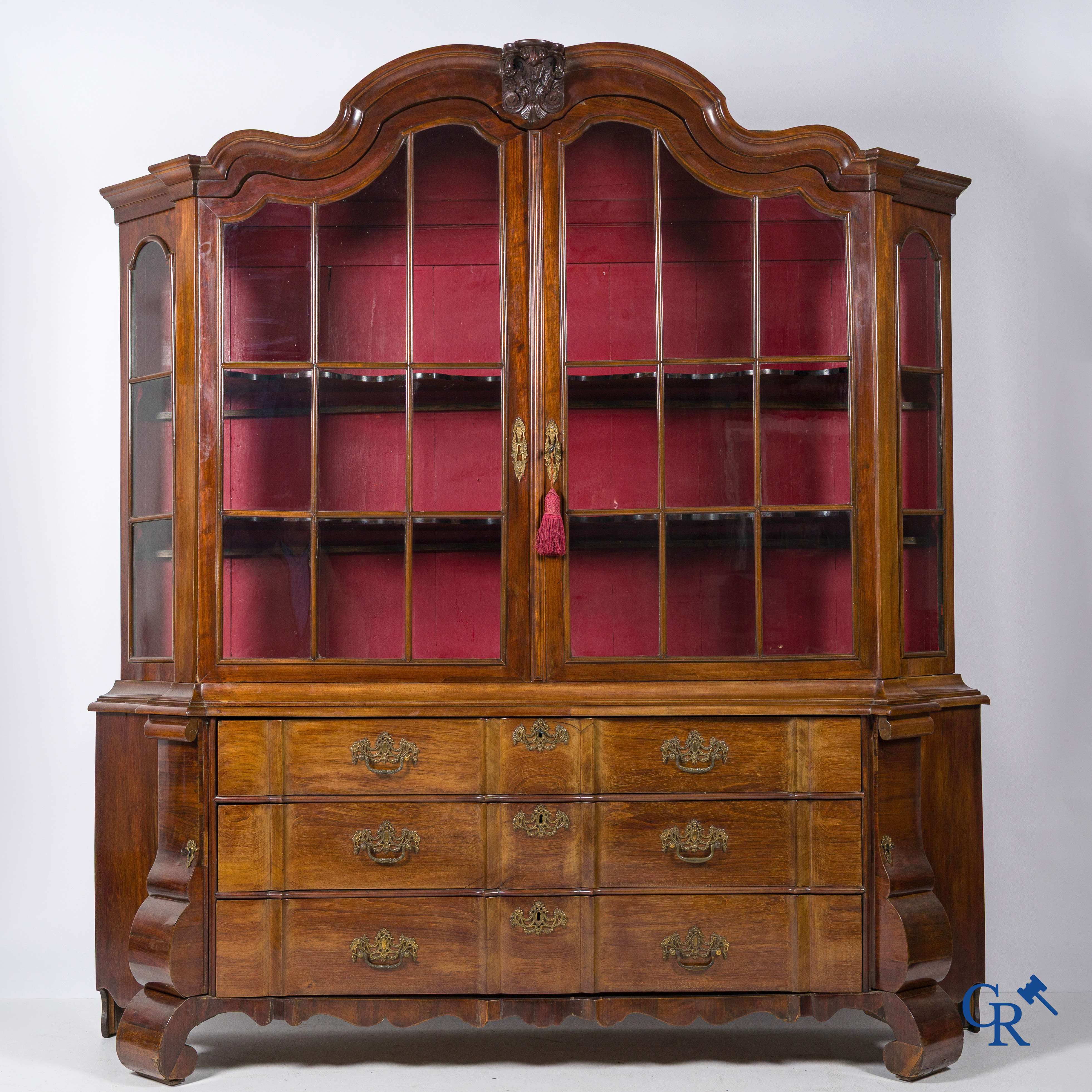 Hollandse vitrinekast met 3 laden. Mahonie. 18e eeuw.