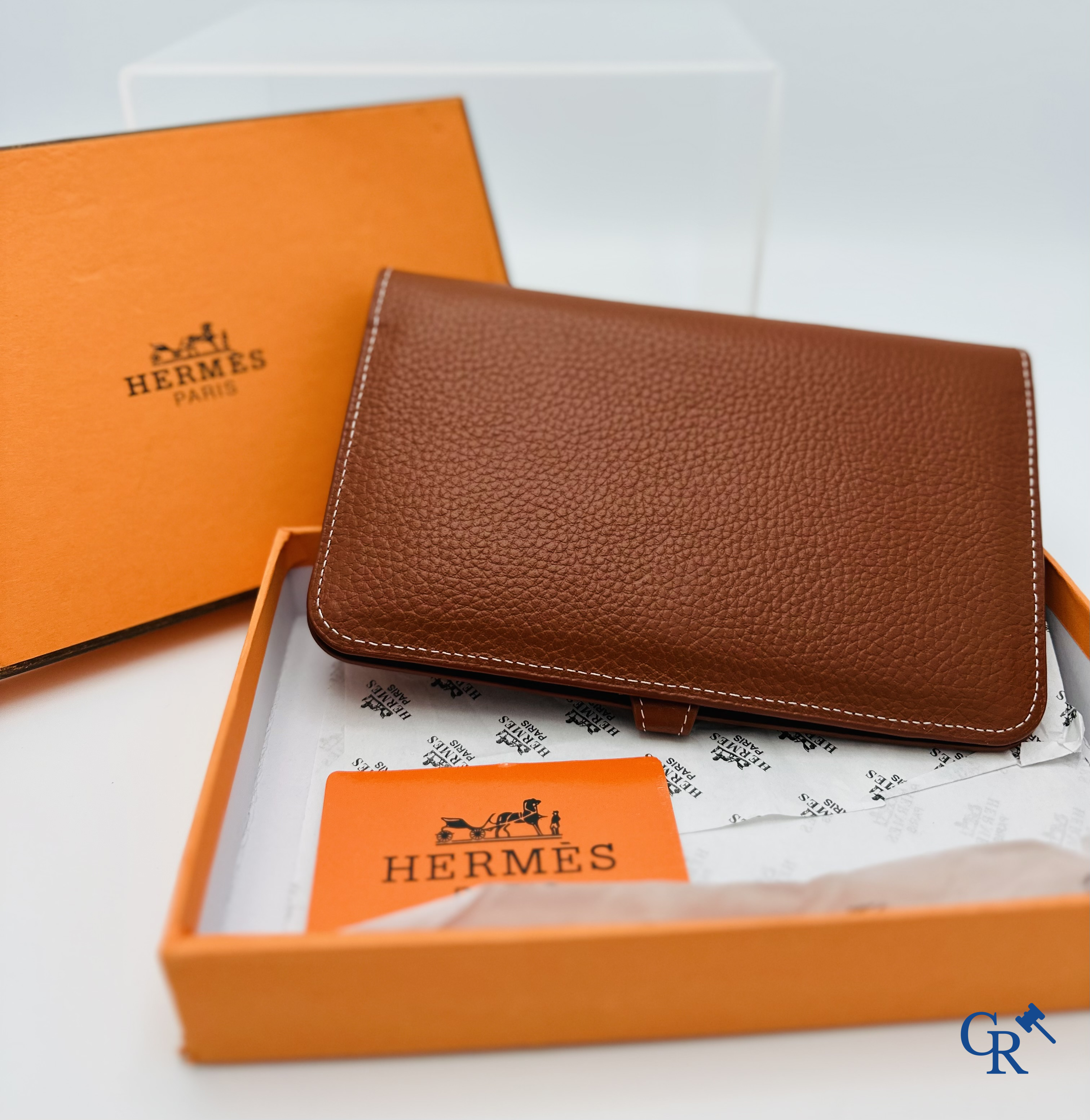 Hermès: Portefeuille pour femme en cuir marron.<br />
Excellent état.