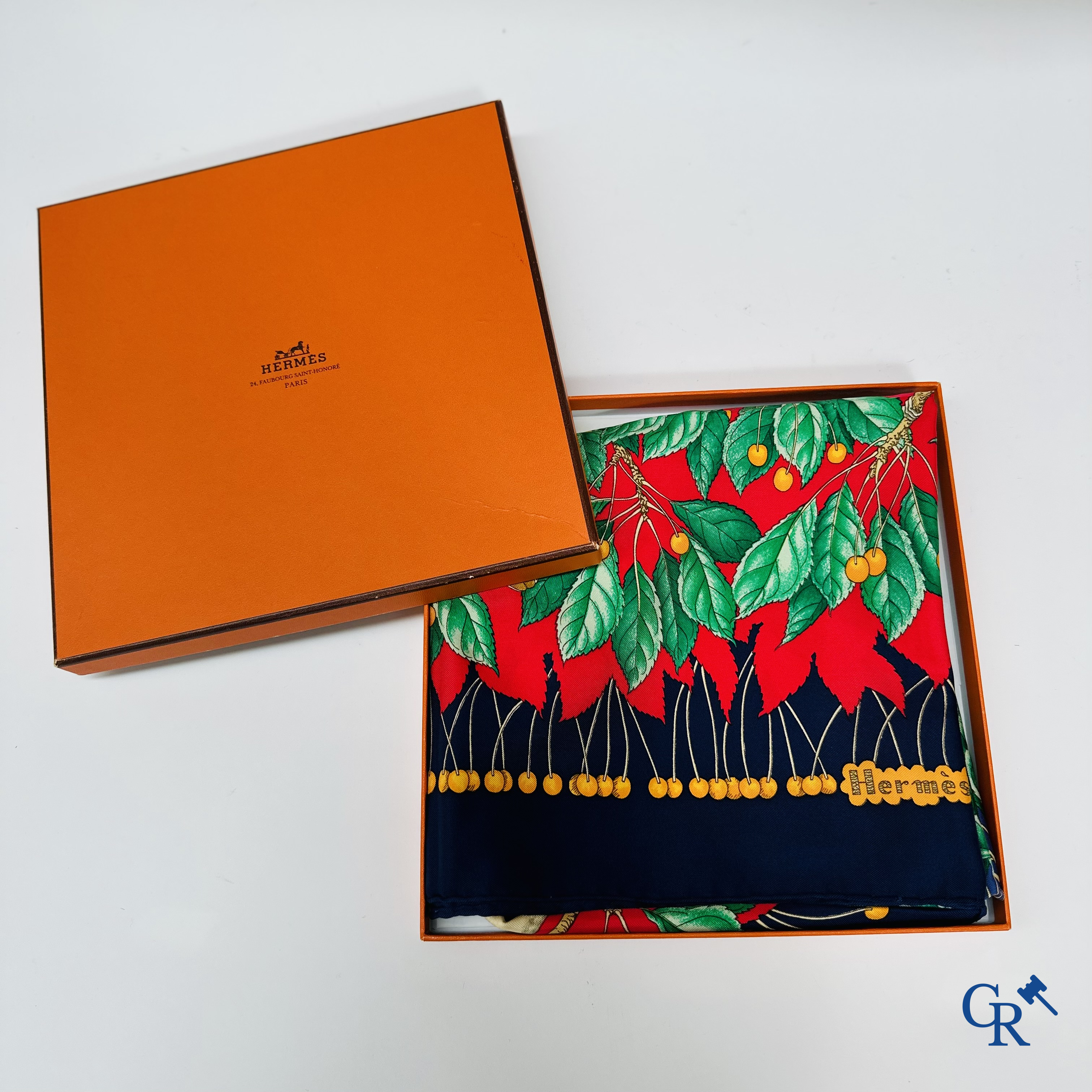 Hermès Paris: Foulard "Les Merises" dans sa boîte.