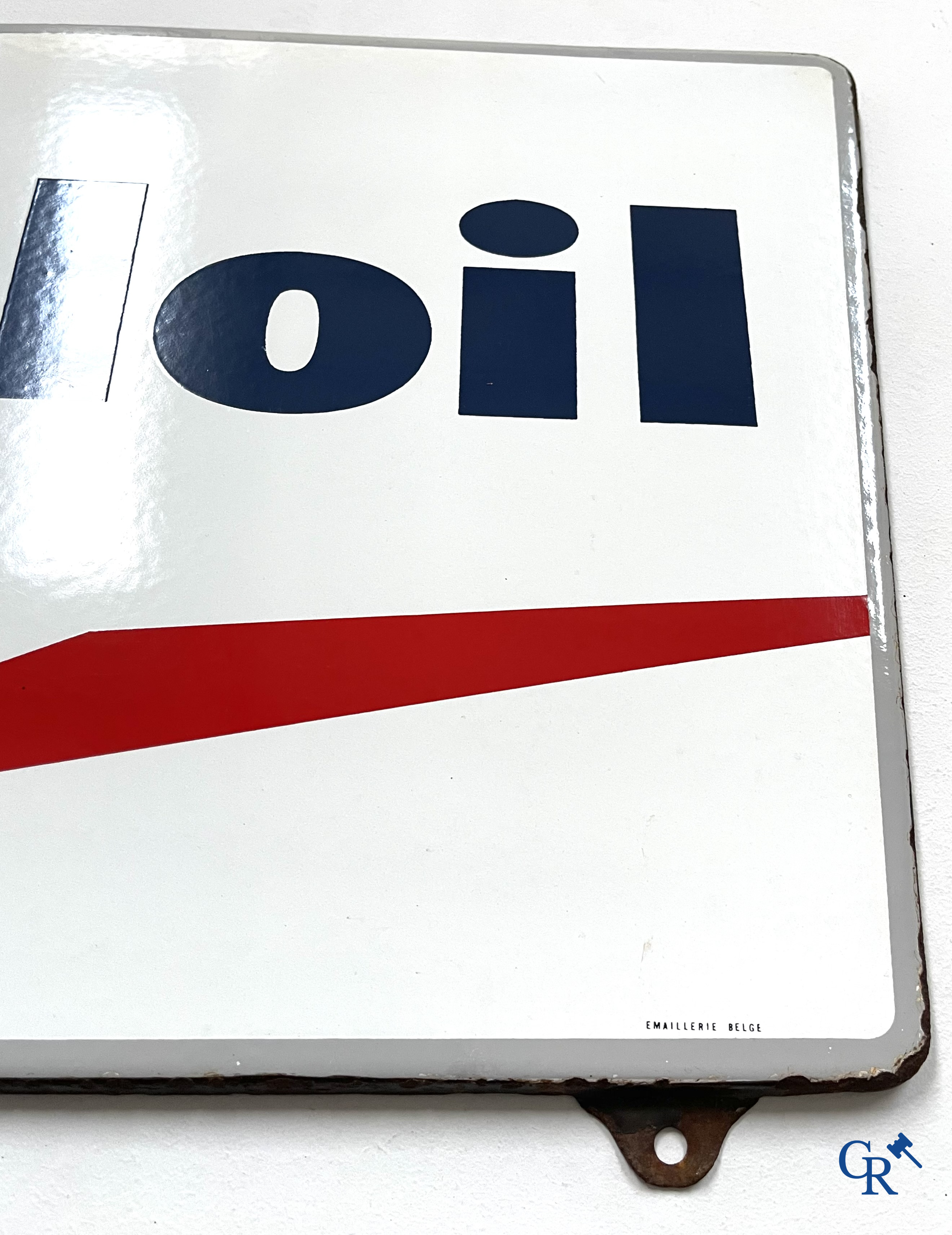 Mobiloil, Emaille reclamebord met grijze omranding en de Mobiloil Pegasus. Emaillerie Belge, T.P. Bruxelles 1953.