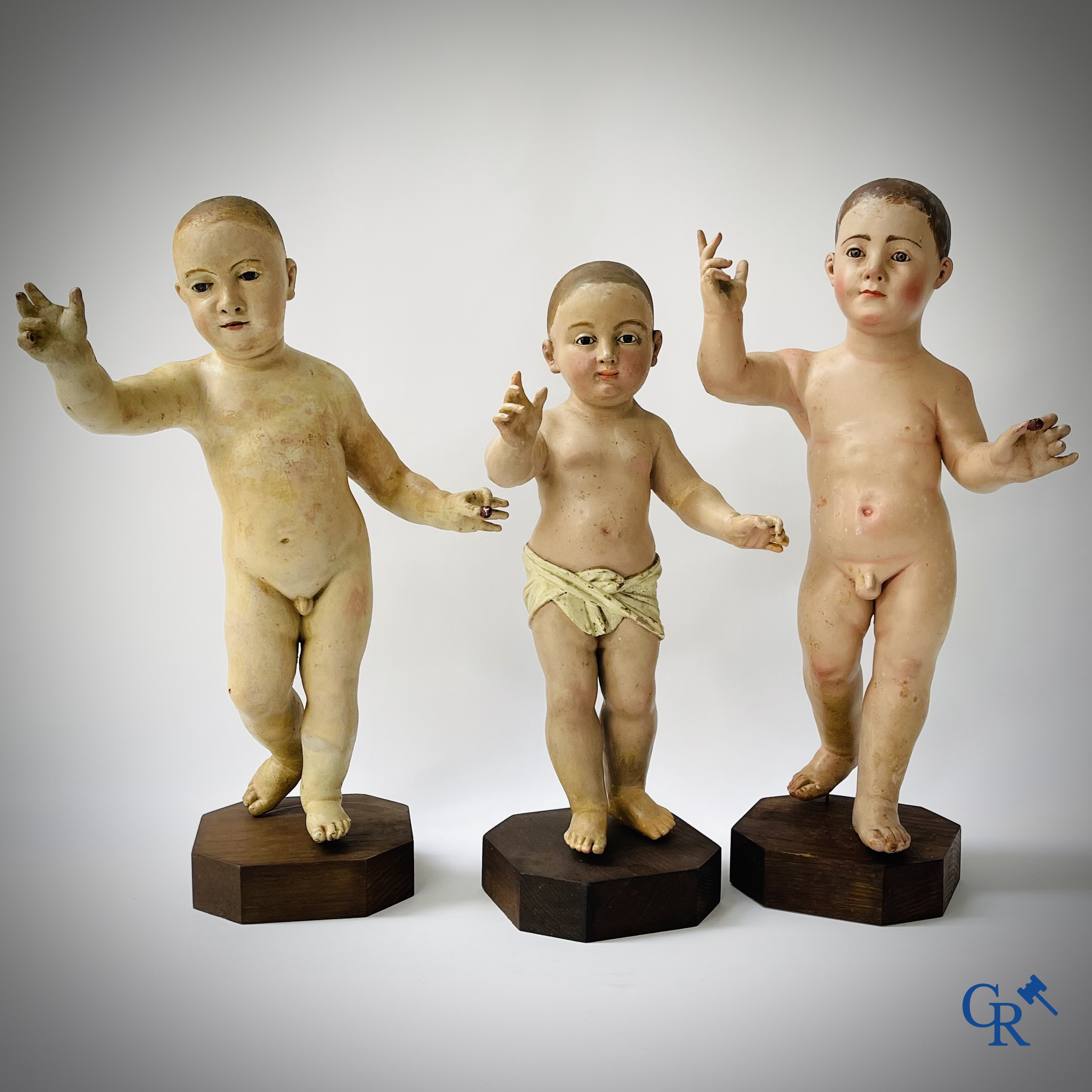 3 gesculpteerde en gepolychromeerde houten voorstellingen van Jezus als kind. 18e - 19e eeuw.
