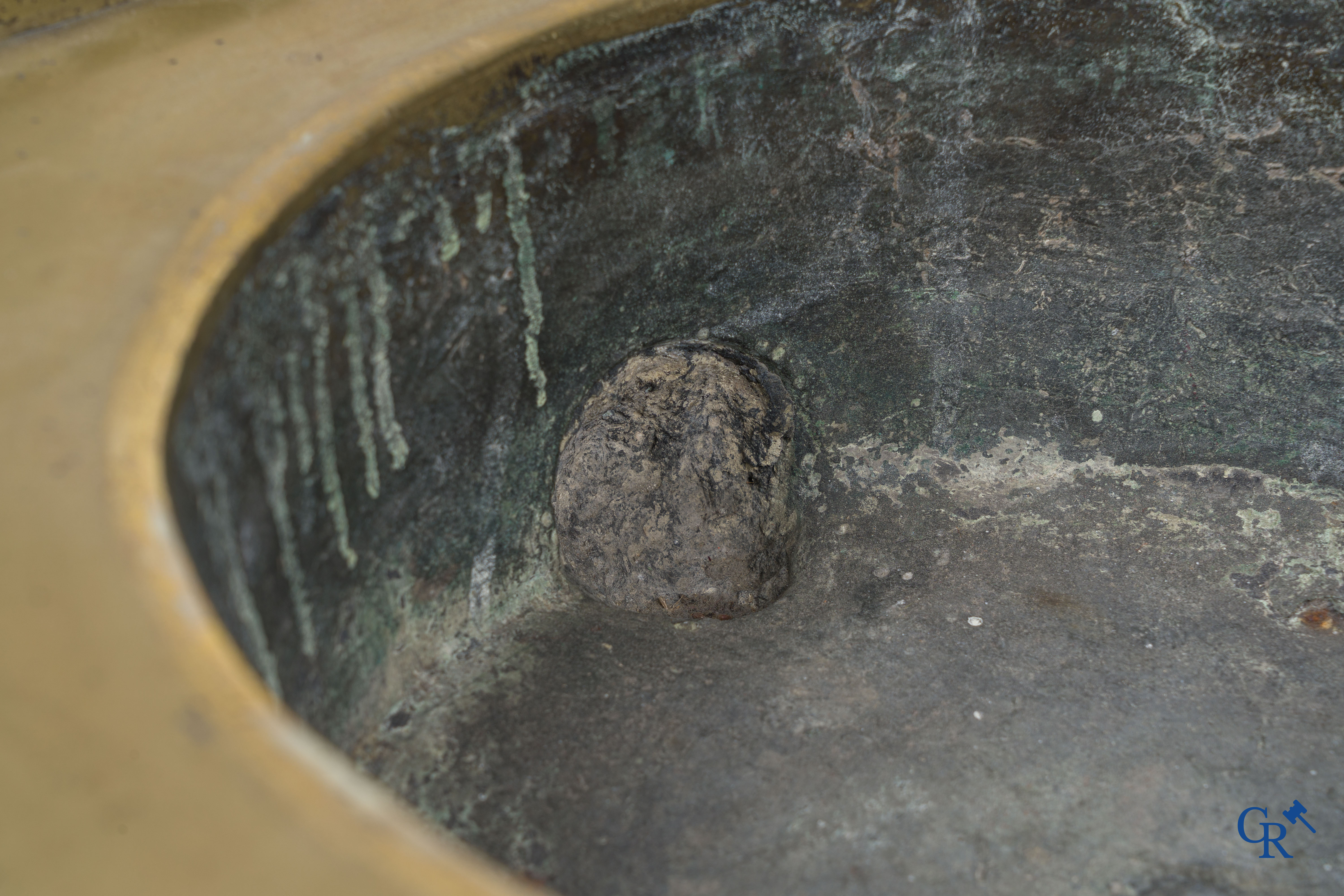 Aziatica. Een grote 3-potige en gedecoreerde bronzen wierookbrander. China 18e-19e eeuw.