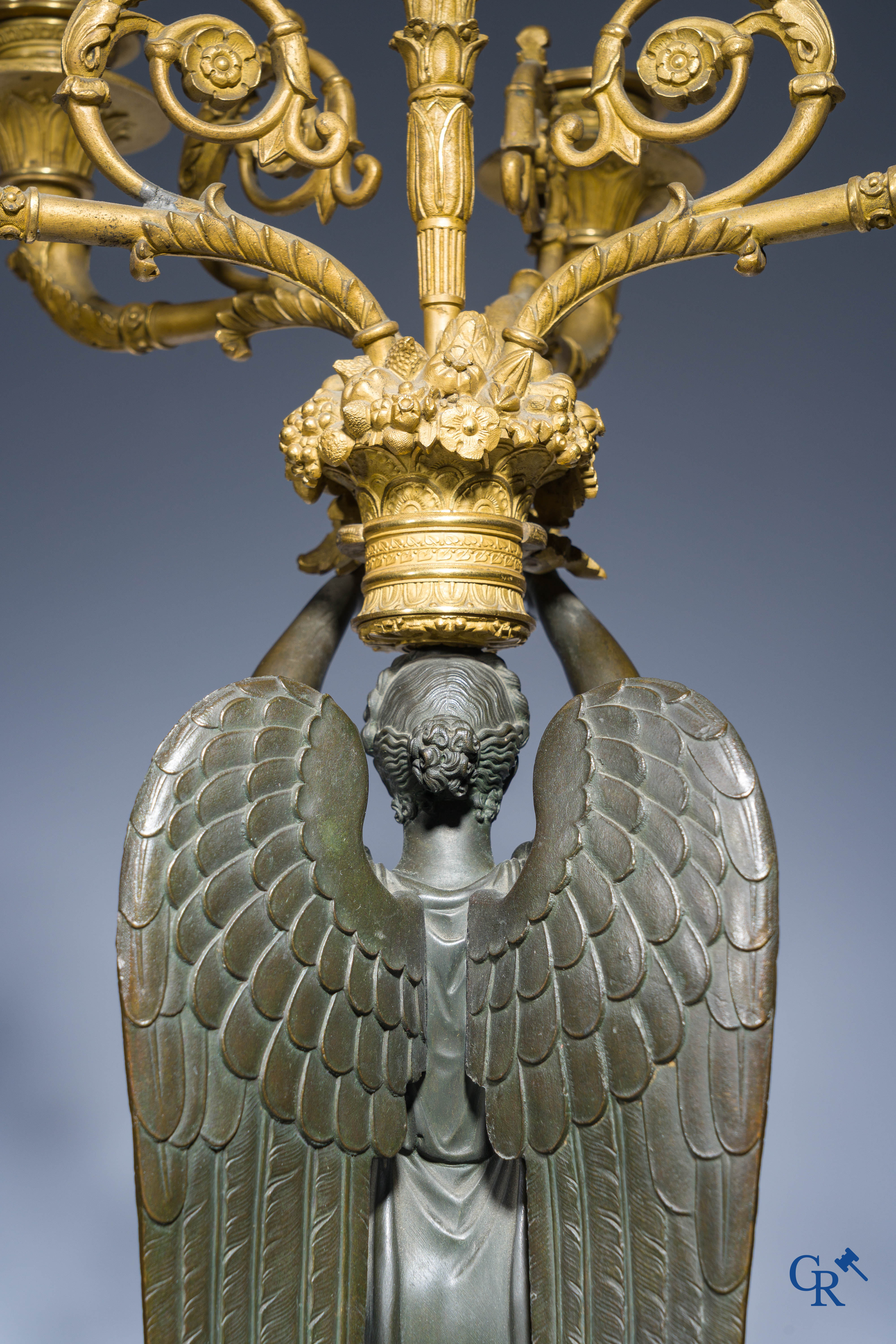 Empire, Een paar grote vergulde en gepatineerde bronzen kandelaars met gevleugelde vrouwen. Circa 1810.