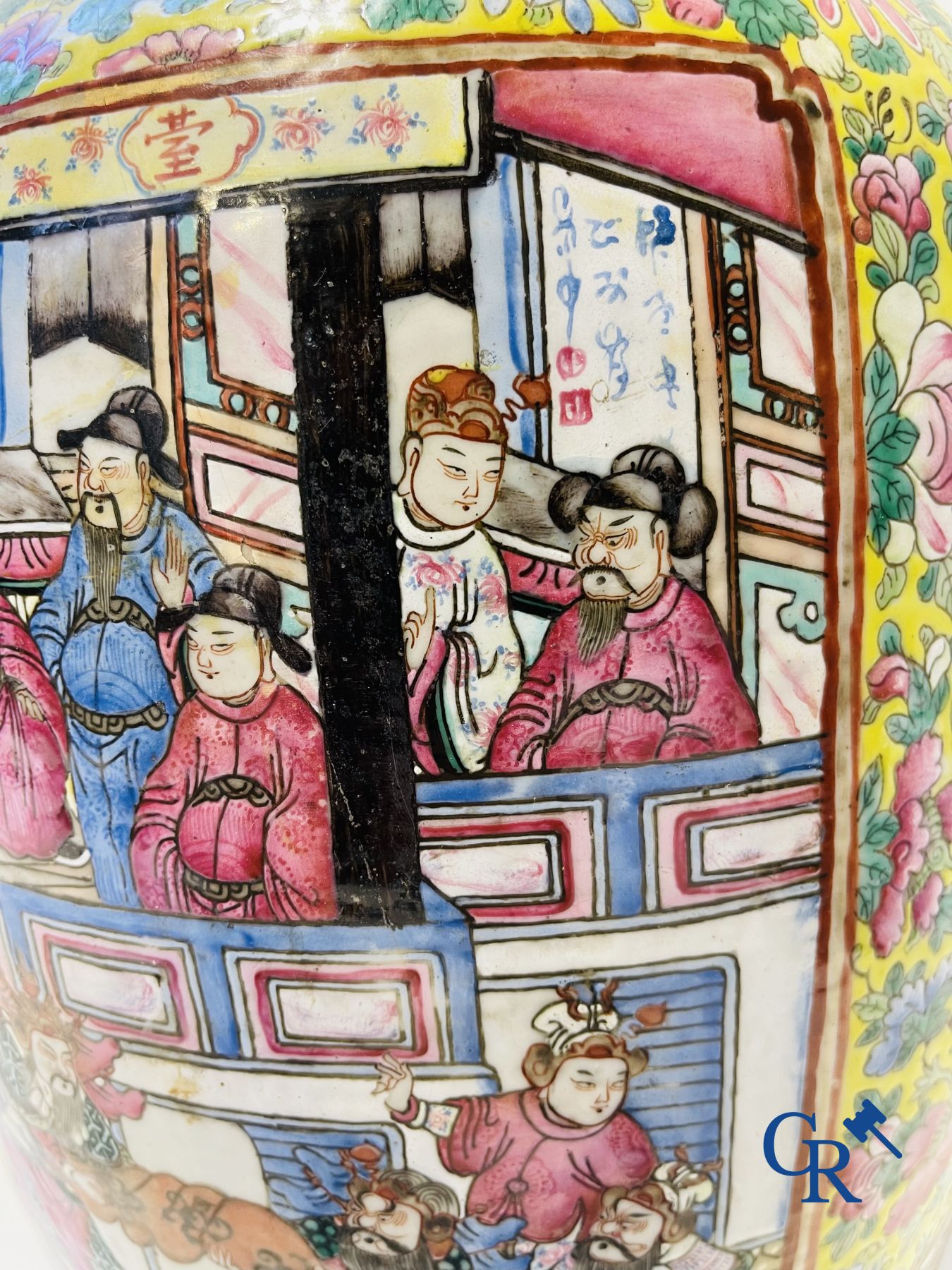 Art asiatique : Une paire de vases chinoise famille rose sur fond jaune avec des scènes de cour. XIXe siècle.